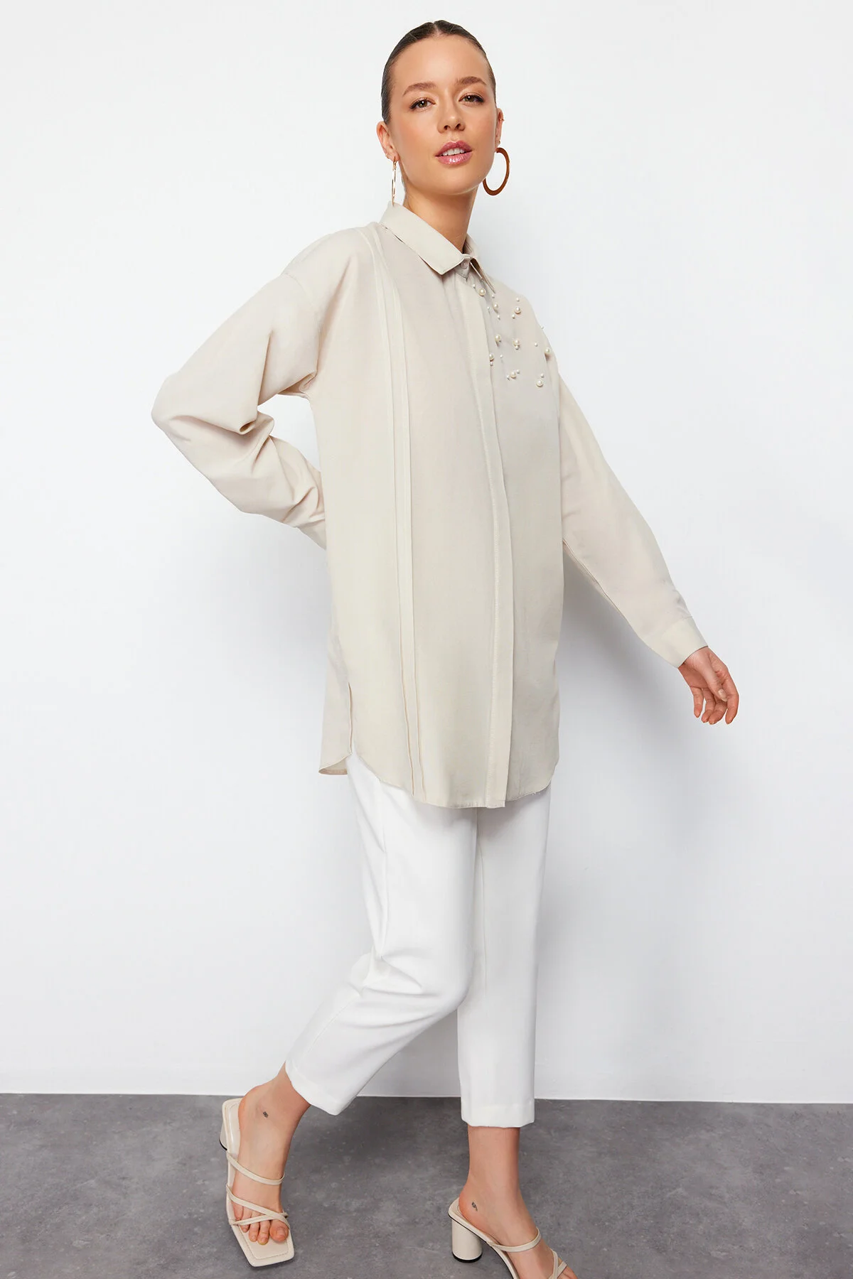 Trendyol Modest  Gewebtes Hemd aus Baumwolle mit Steinperlendetail TCTSS24TG00032