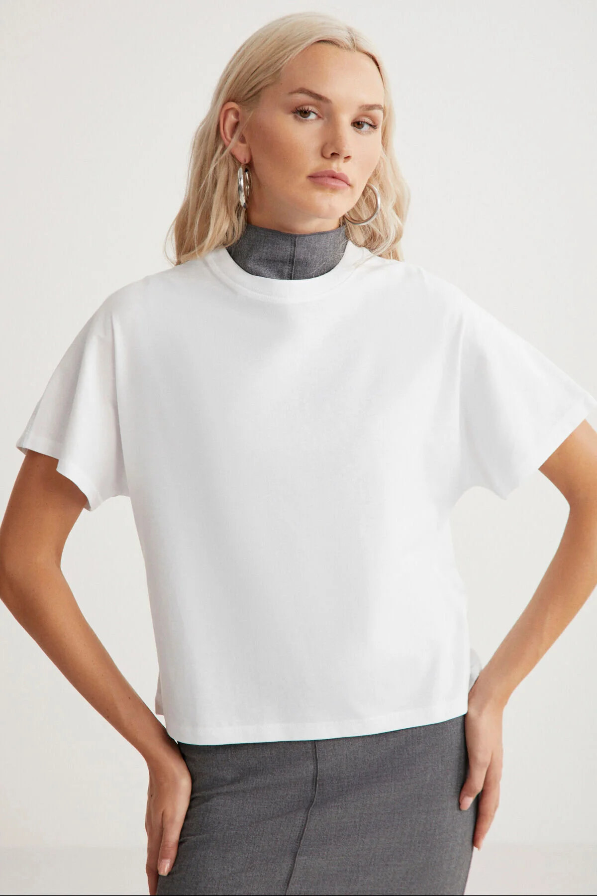 GRIMELANGE  Lottie Damen-T-Shirt mit regulärer Passform und Rundhalsausschnitt aus 100 % Baumwolle in Weiß