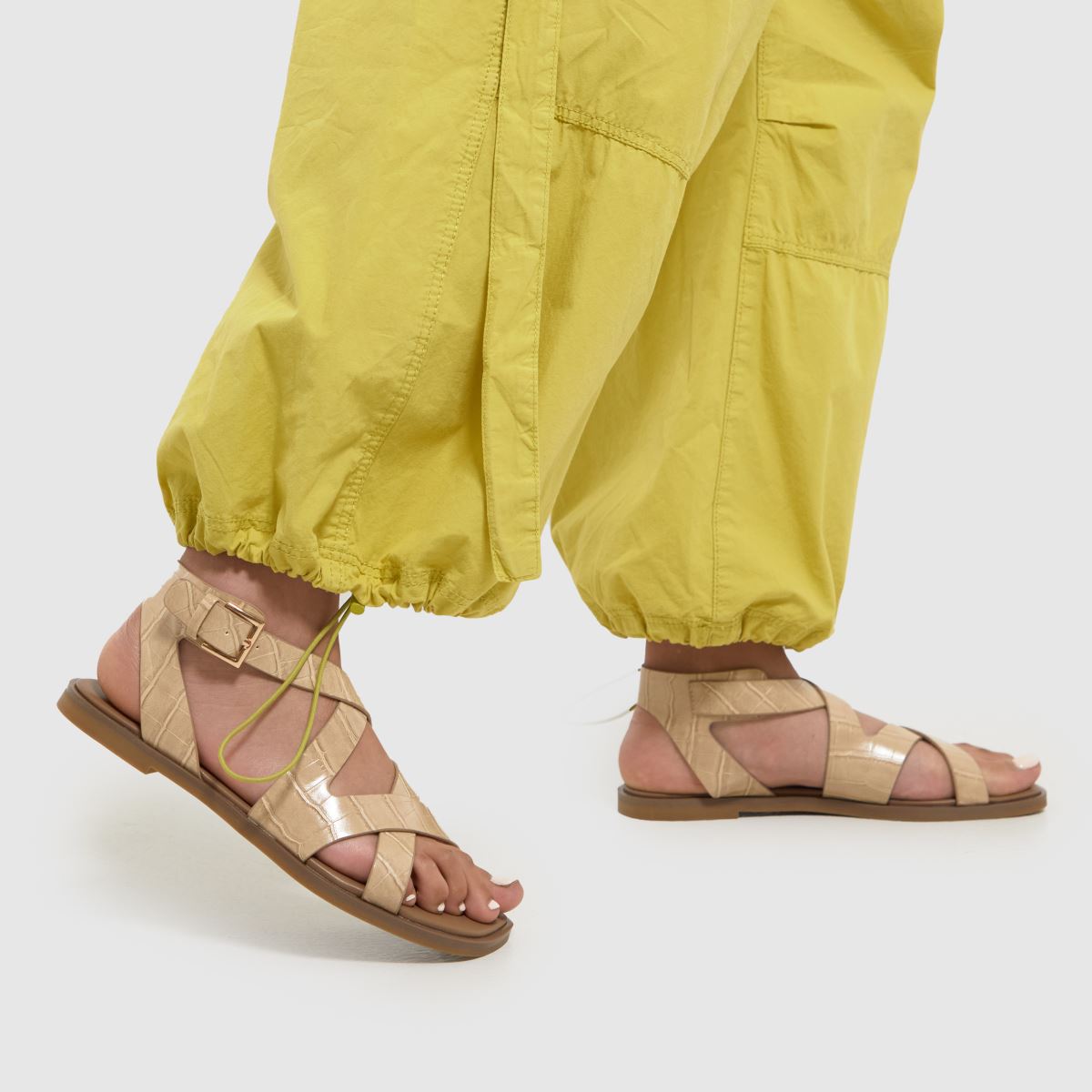 Schuh Tide Crocs lapos szandál natúr színben