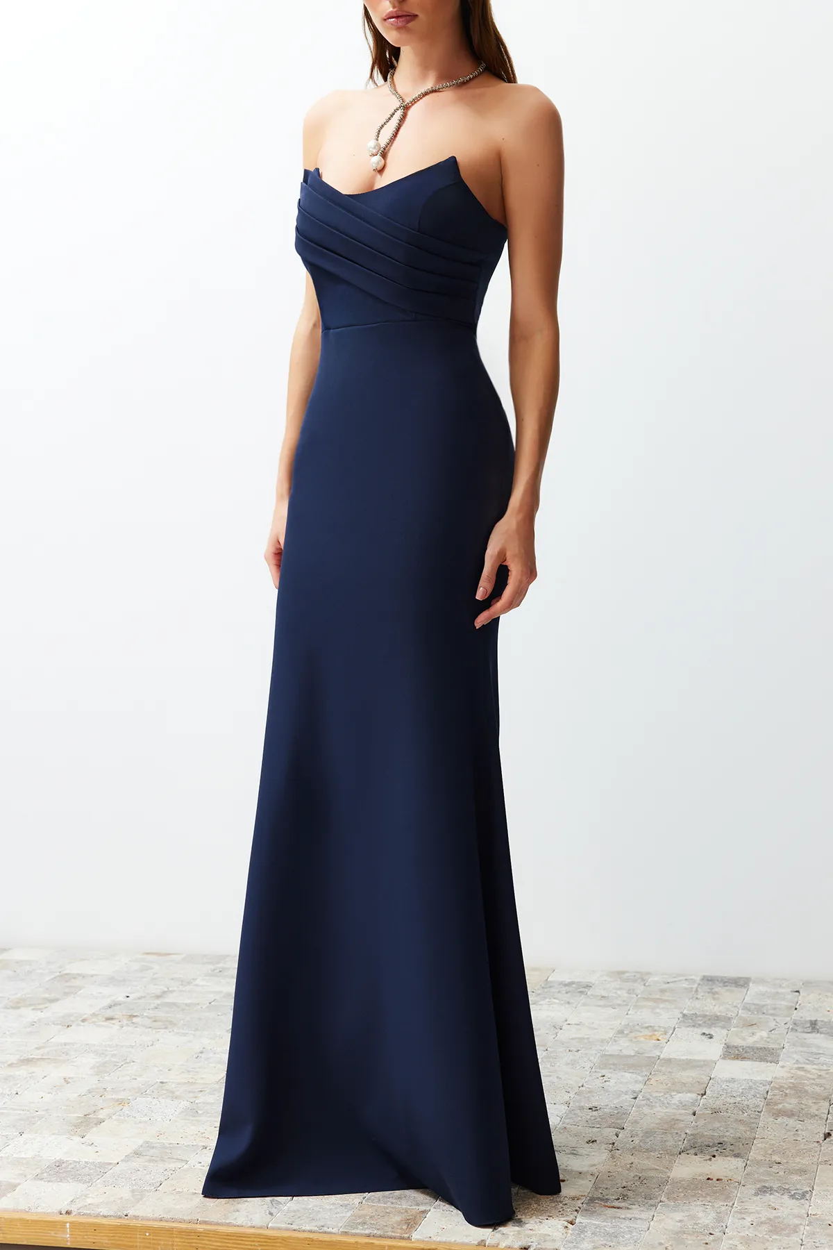 Trendyol Collection  Marineblaues Abendkleid mit Kragendetail TPRSS21AE0121