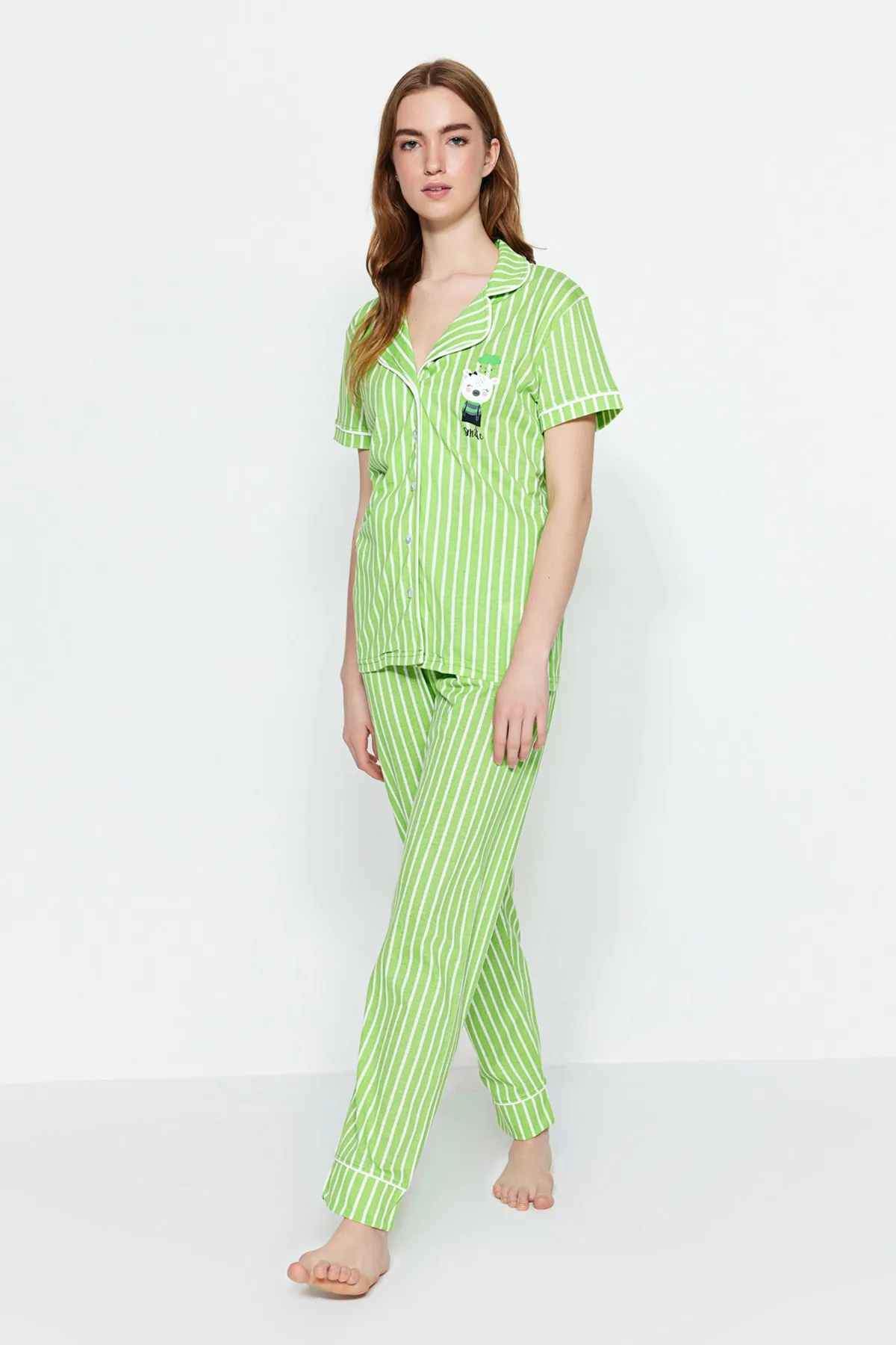 Trendyol Collection  Gestricktes Pyjama-Set mit Hemd und Hose aus grüner Baumwolle mit gestreiftem Tiermuster THMSS21PT0878