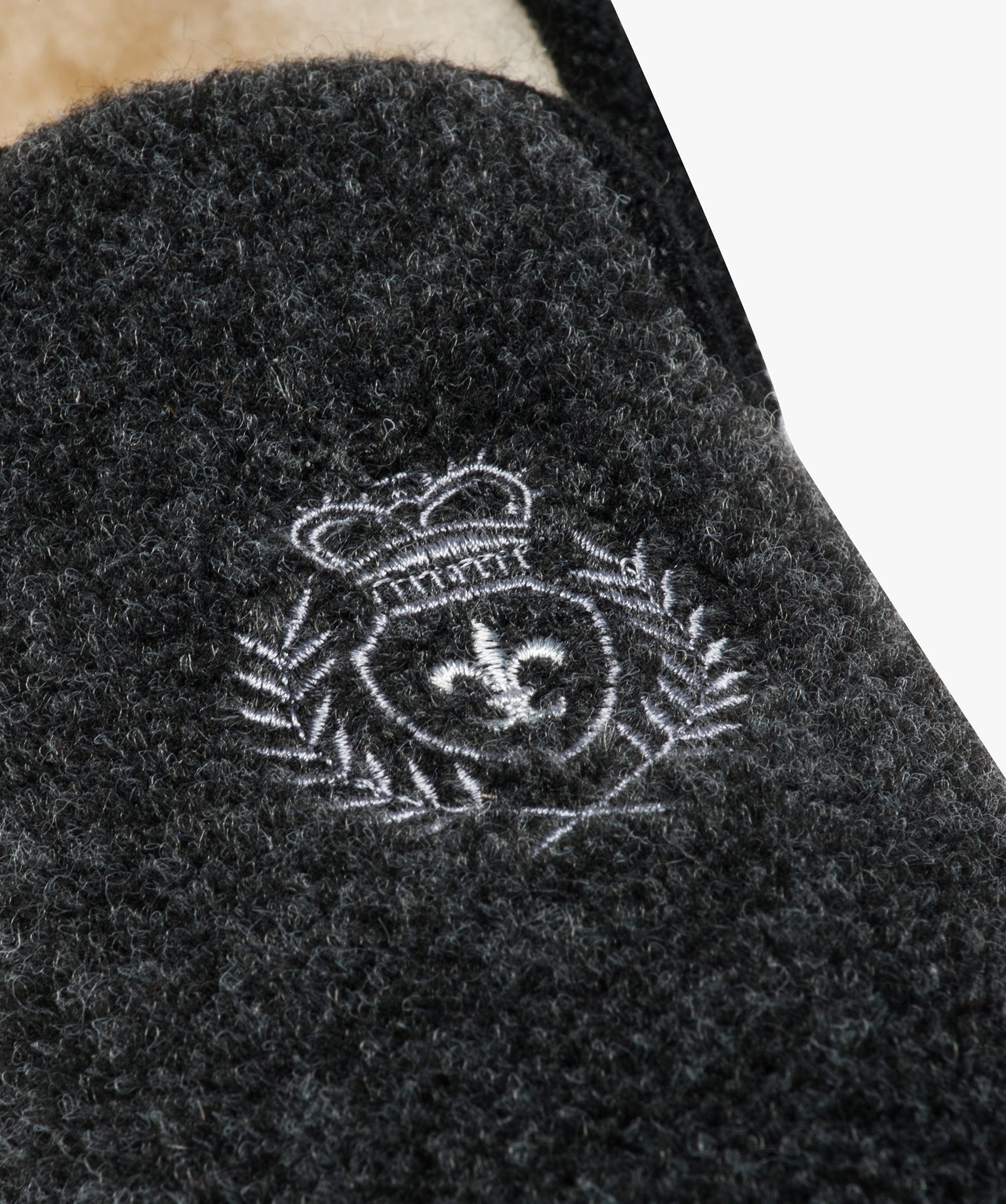 Chaussons homme forme charentaises brodés écusson | GEMO