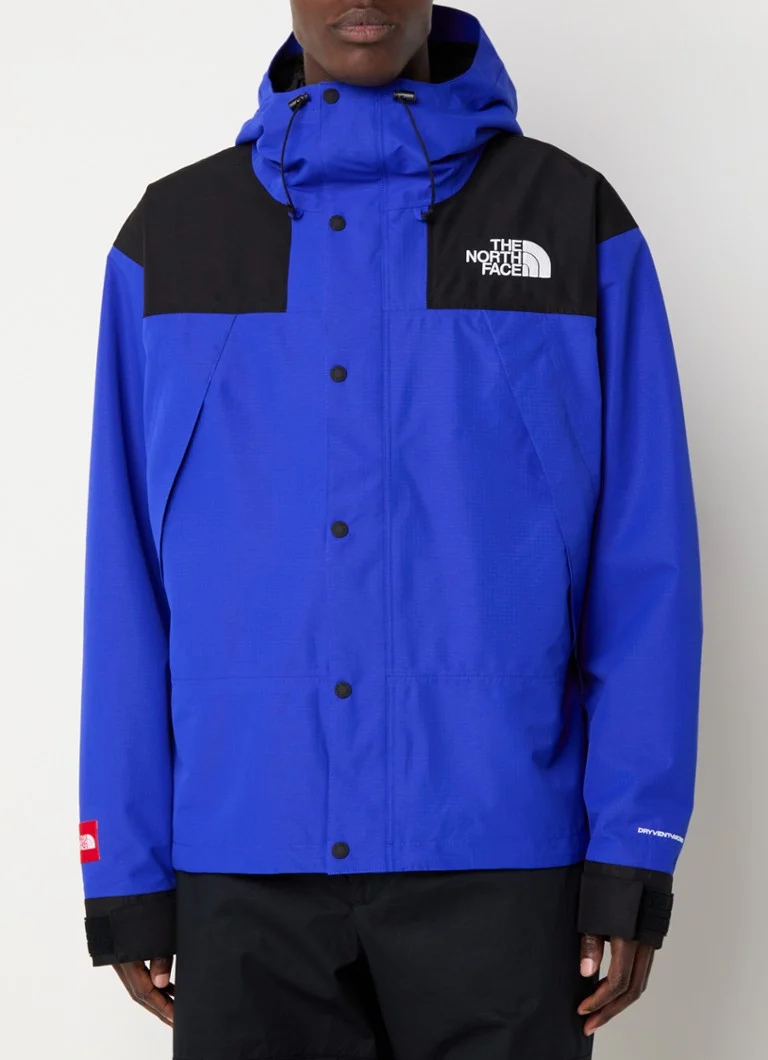 Jachetă rezistentă la vânt The North Face M Dryvent, cu glugă și buzunare cu fermoar.
