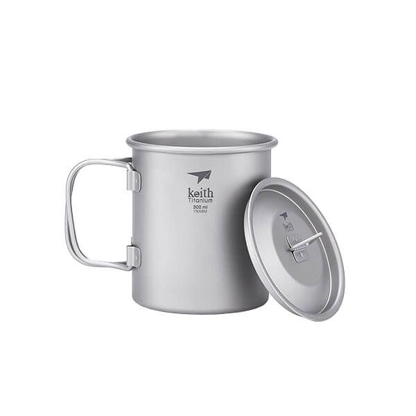 Titan Becher mit Klappgriff und Deckel