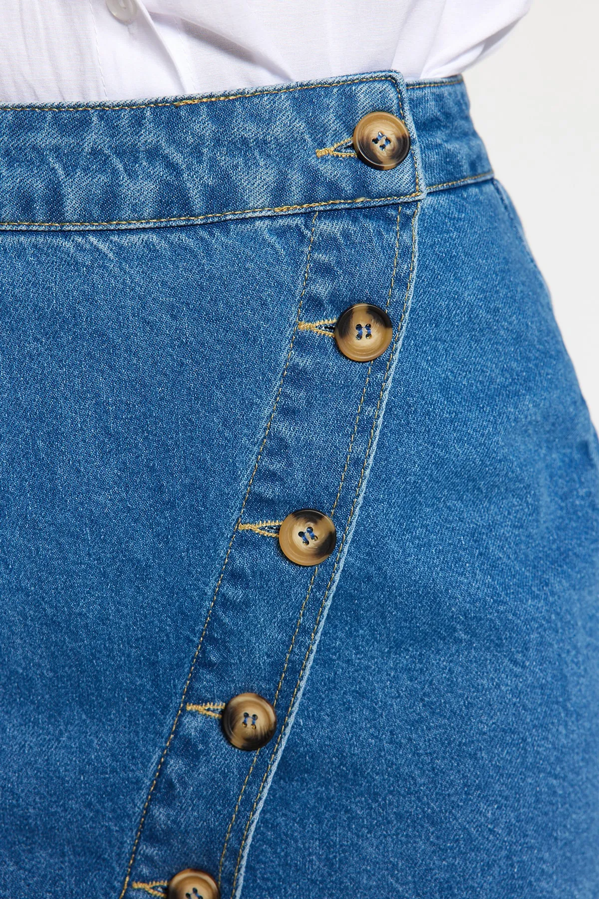 Trendyol Collection  Blauer Midi-Jeansrock mit Schlitz und Knopfdetail TWOSS20ET0494