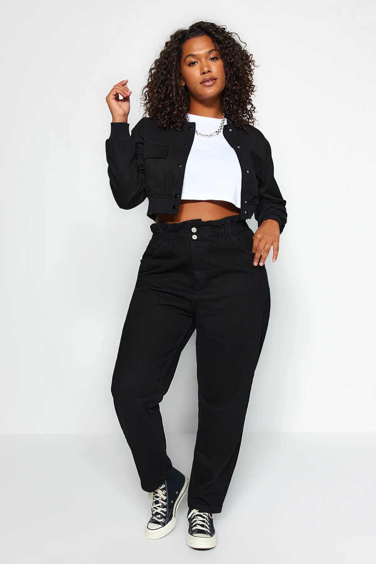 Trendyol Curve  Schwarze Mom-Jeans mit hoher Taille und elastischem Bund TBBAW23JE00002