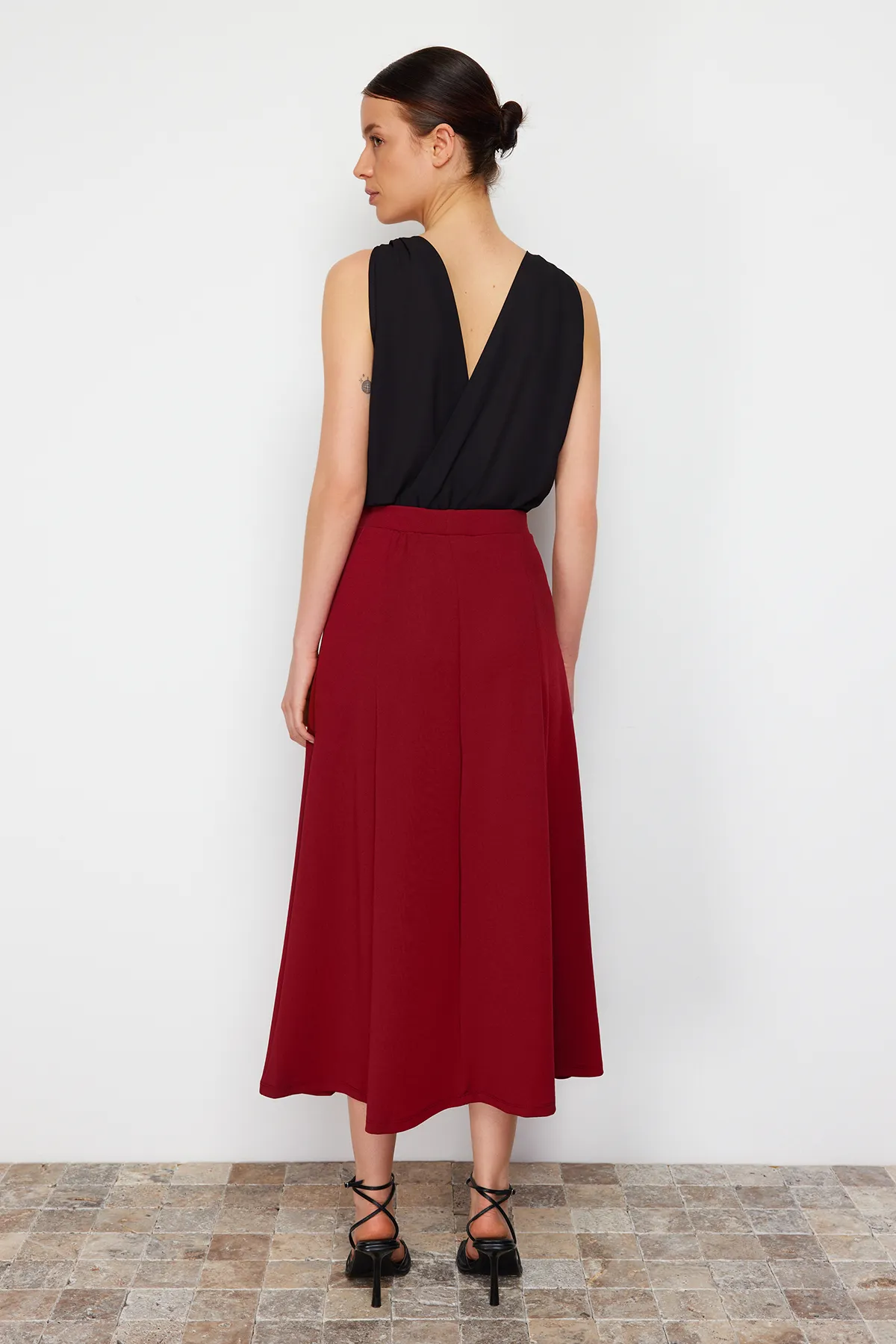 Trendyol Collection  Weinroter ausgestellter Maxi-Strickrock mit Stretch TWOSS24ET00156