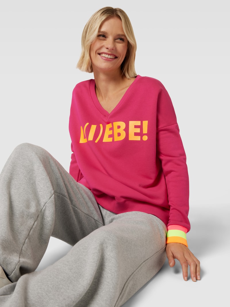 Sweatshirt mit Statement-Print Modell 'L(I)EBE!' in fuchsia