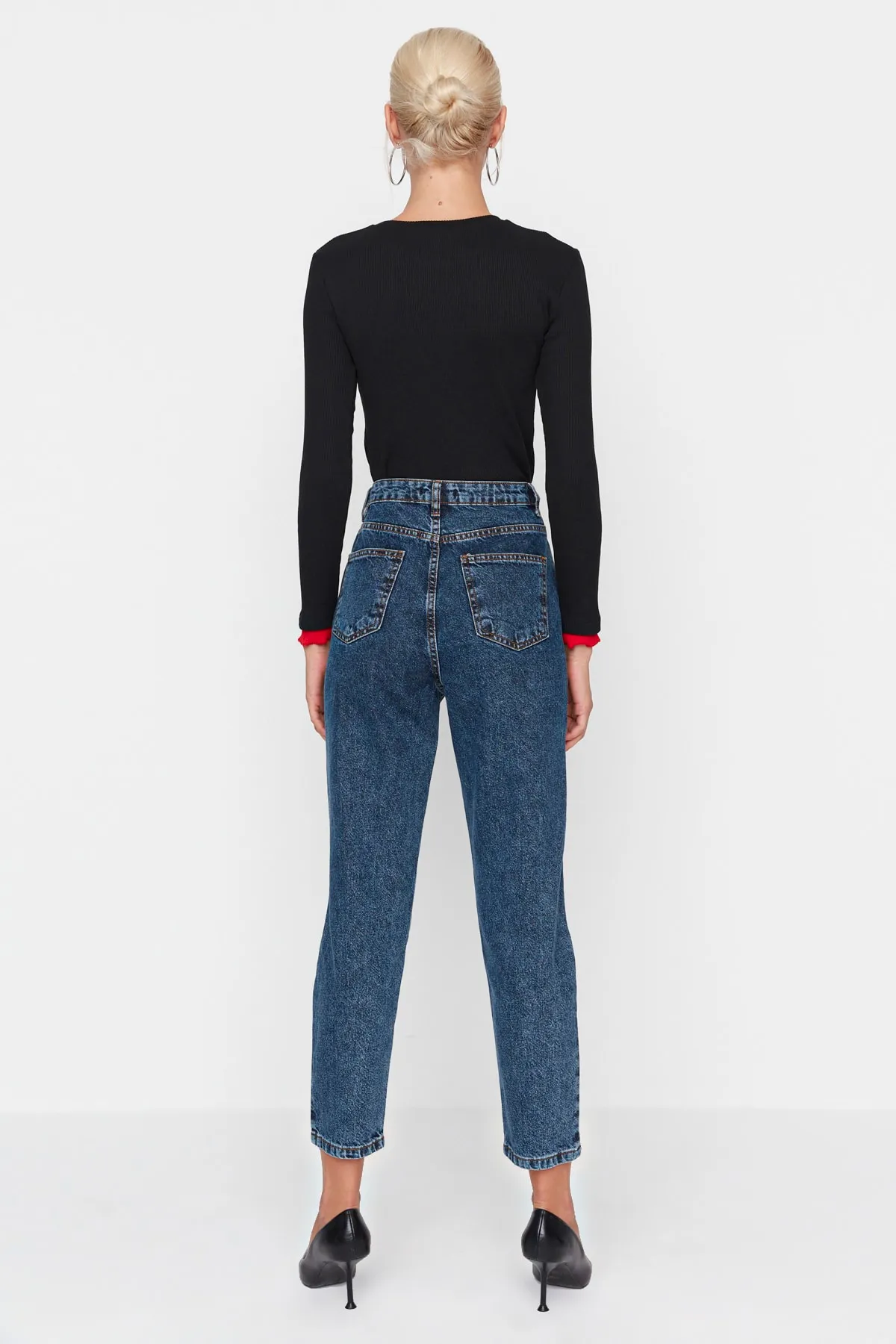 Trendyol Collection  Mom-Jeans mit hoher Taille und marineblauem Taillendetail