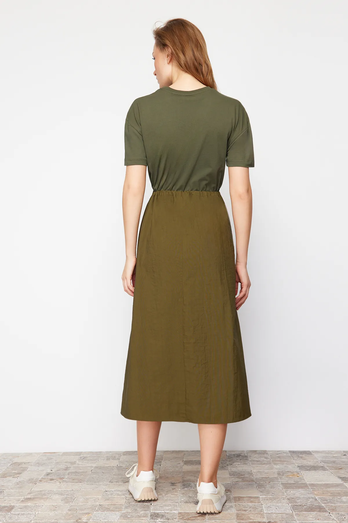 Trendyol Collection  Khakifarbenes A-Linien-Midikleid aus Strickstoff mit Detail TWOSS24EL00447