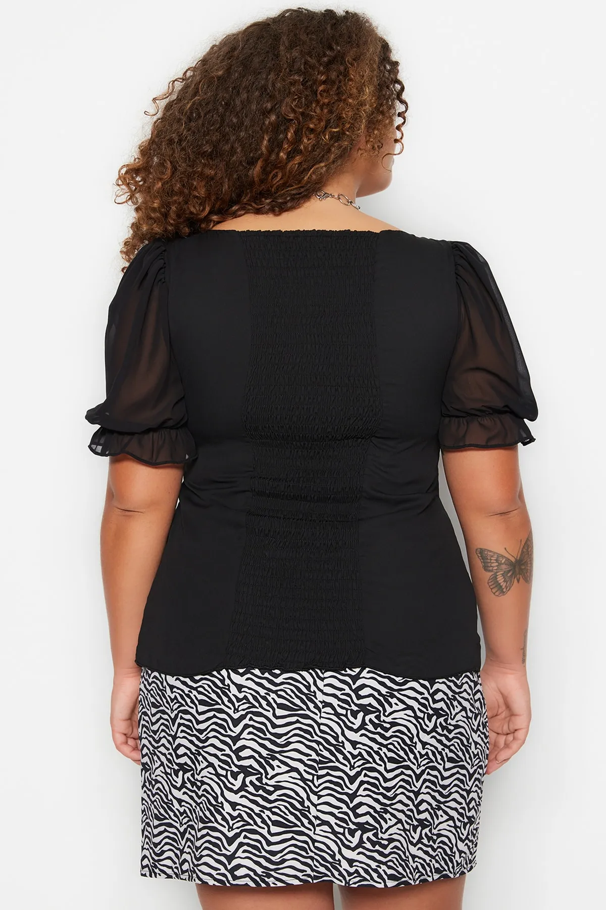 Trendyol Curve  Schwarze Chiffonbluse mit gewebten Ärmeln TBSSS23AH00089