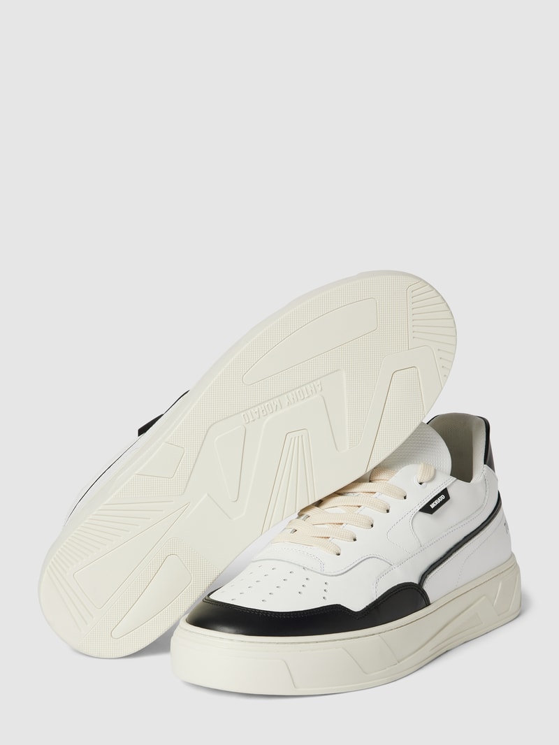 Sneaker mit Perforierungen in schwarz