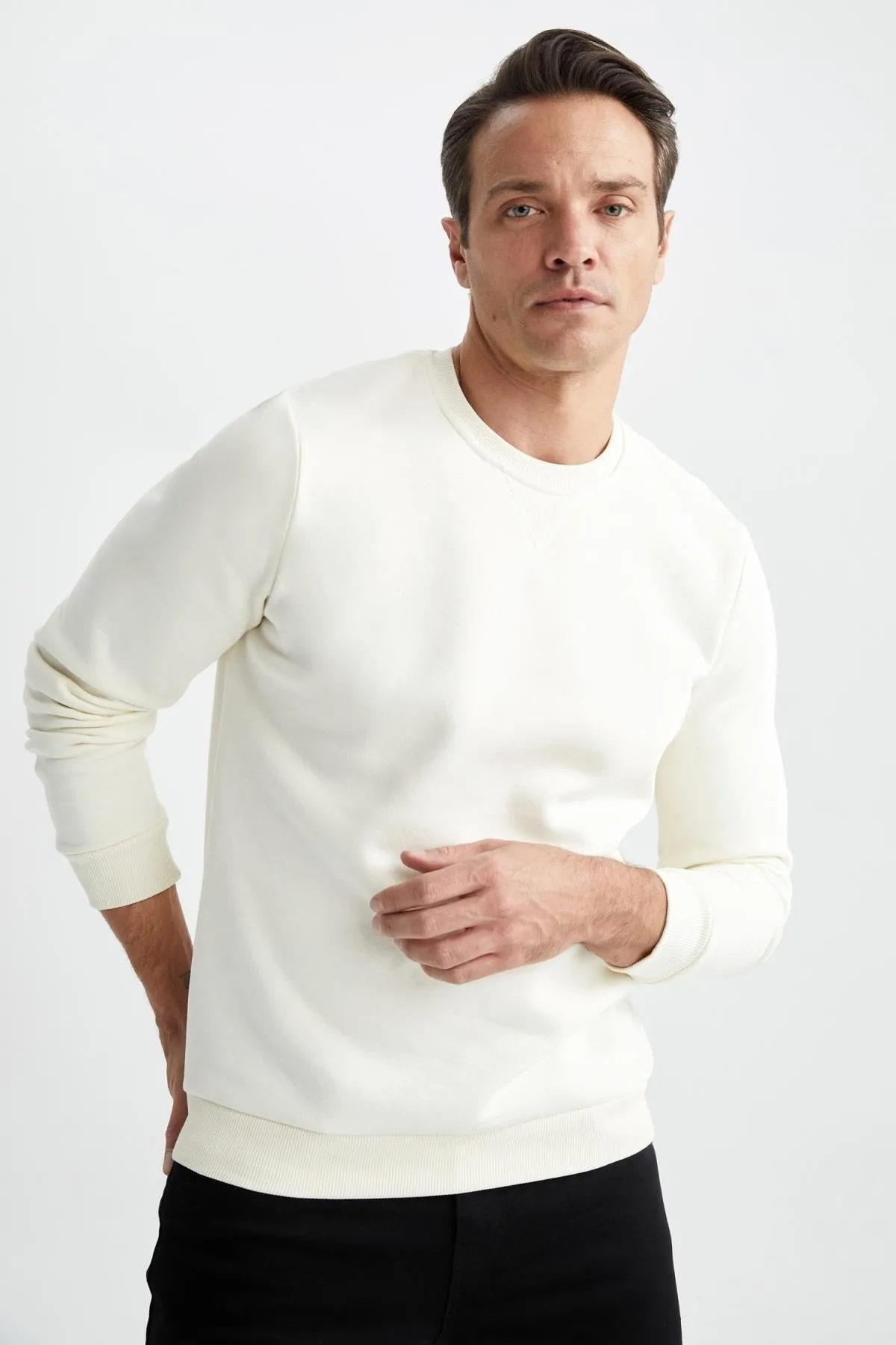 DeFacto  Basic-Sweatshirt aus Baumwolle mit normaler Passform und Rundhalsausschnitt