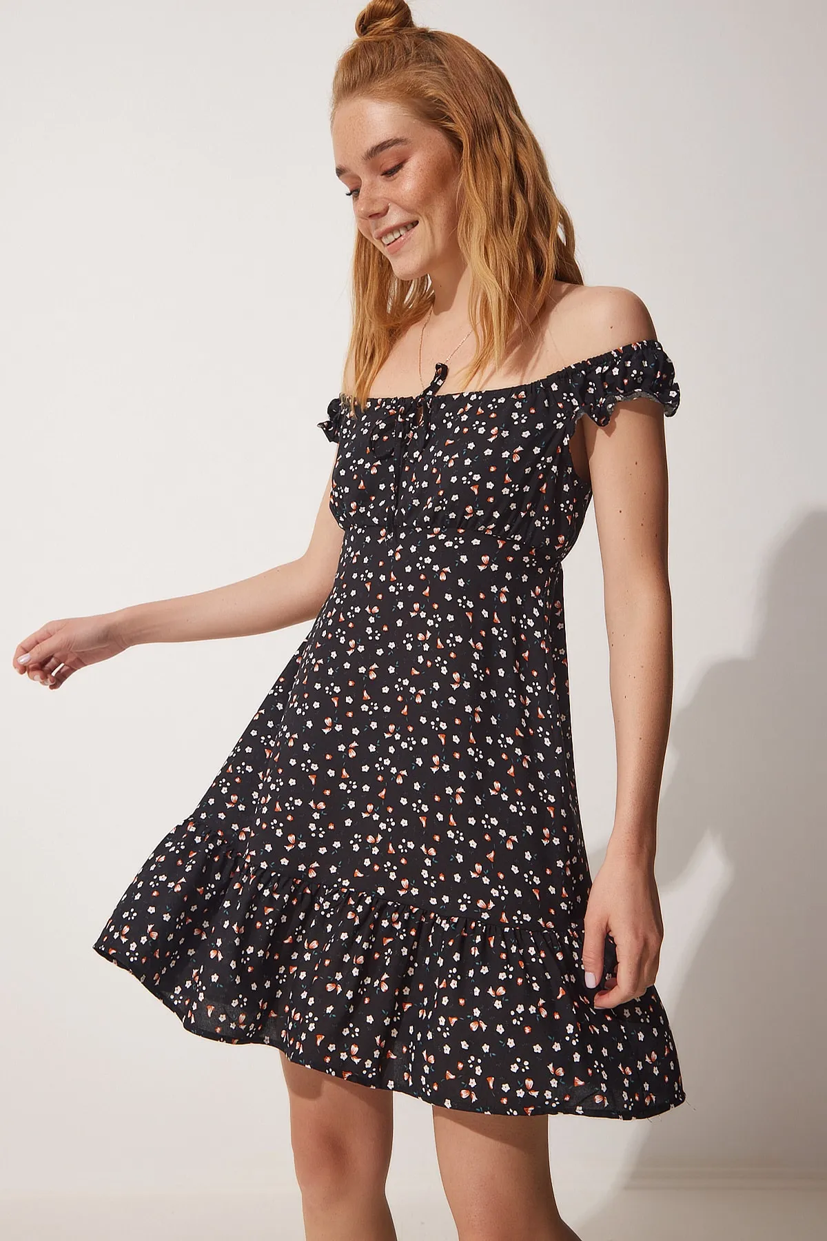 Happiness İstanbul  Schwarzes geblümtes, gerafftes Viskose-Sommerkleid für Damen DD01218