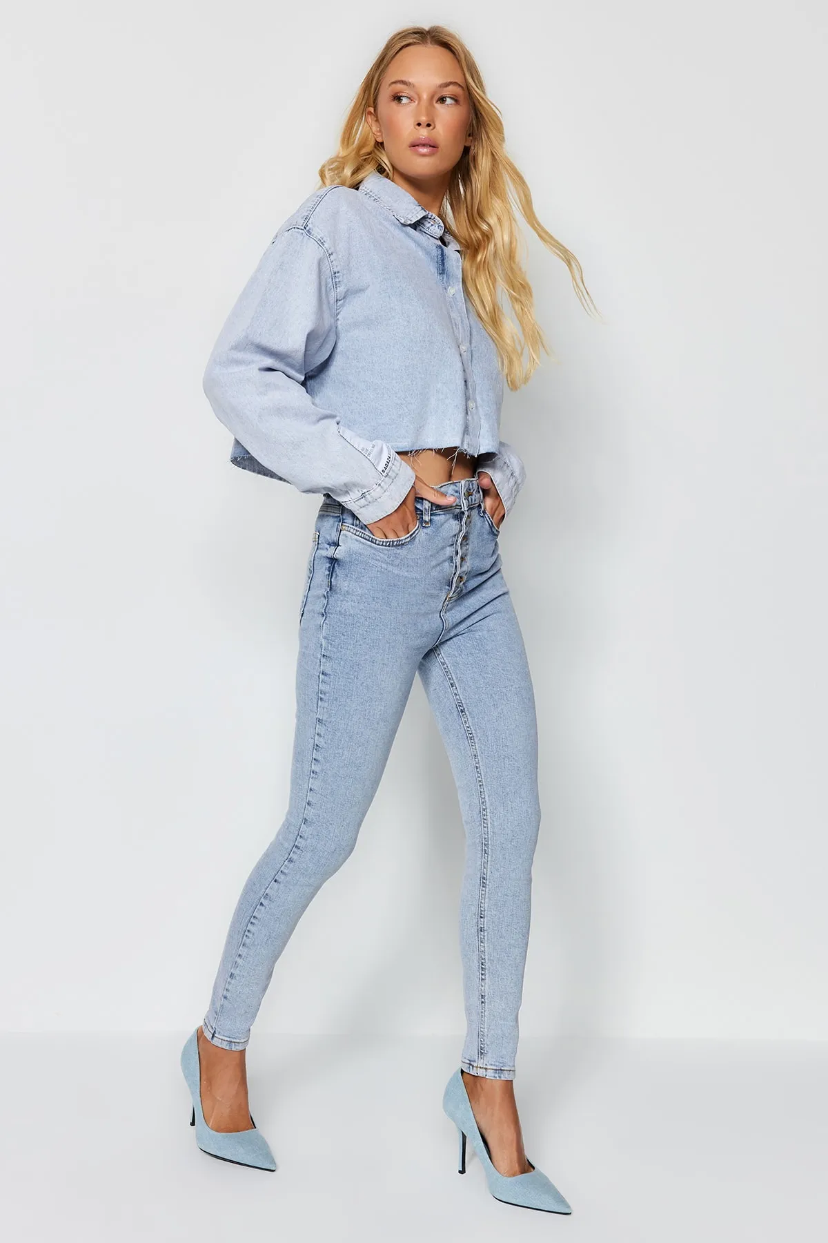 Trendyol Collection  Blaue Skinny Jeans mit Knopfleiste vorn und hoher Taille TWOSS23JE00077