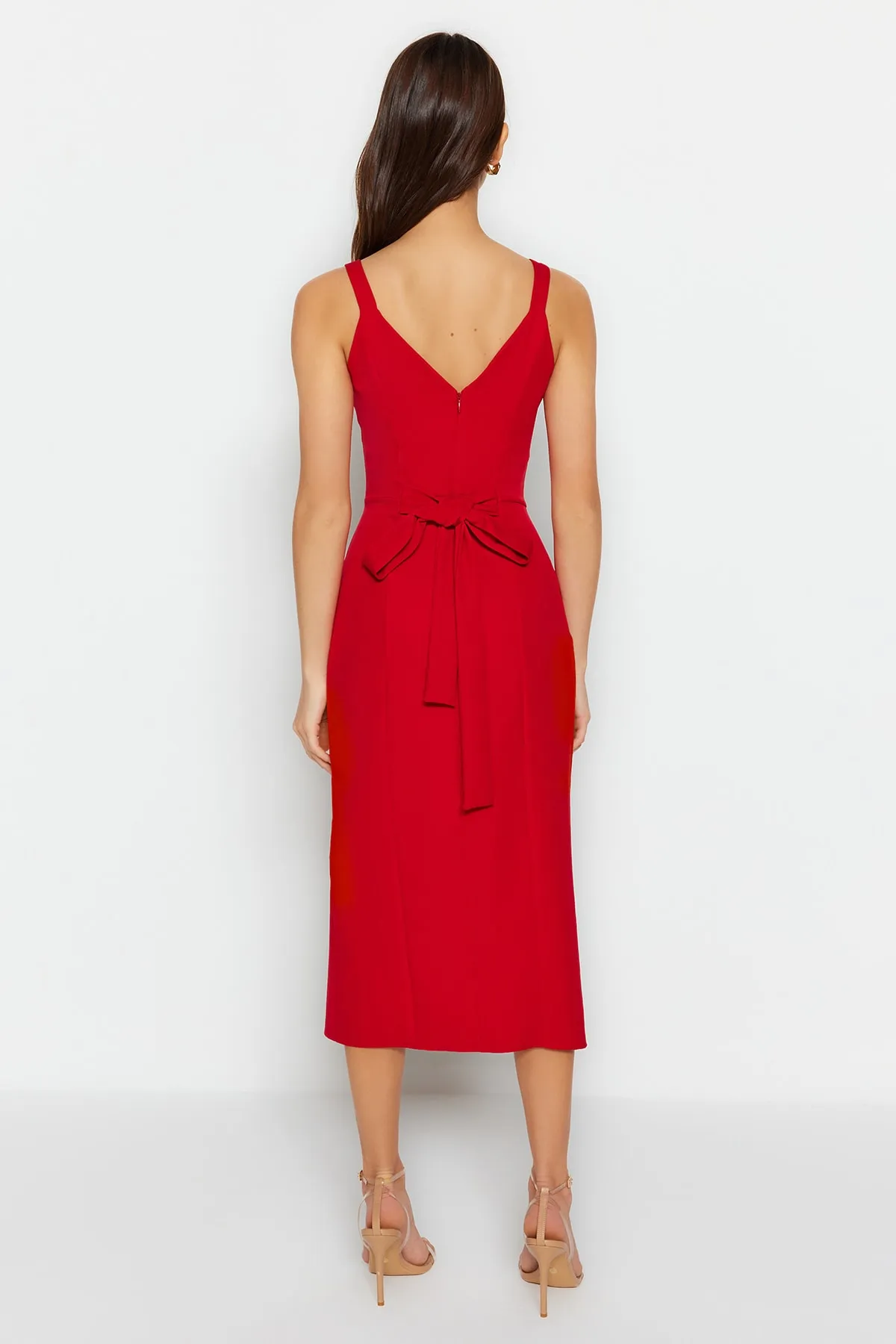 Trendyol Collection  Rotes, eng anliegendes, figurbetontes Midi-Webkleid mit Schlitz und Gürtel TWOSS23EL02262