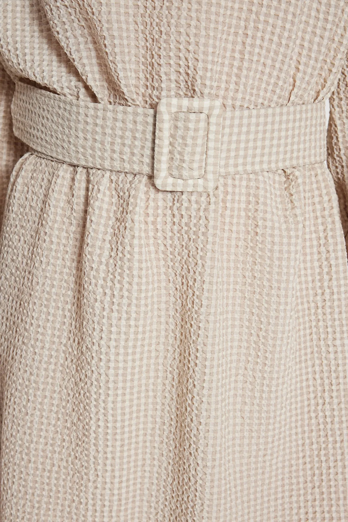 Trendyol Modest  Beiges Seersucker-Gewebekleid mit stoffbezogenem Bund TCTSS23EB00252