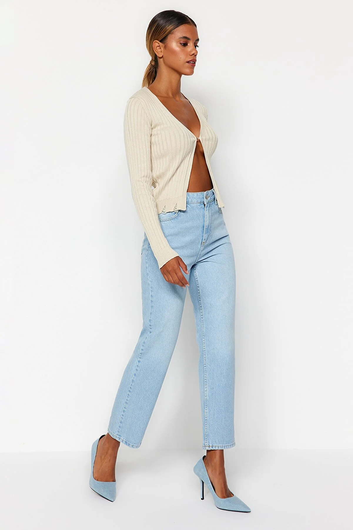 Trendyol Collection  Hellblaue gerade Jeans mit hoher Taille TWOAW24JE00082