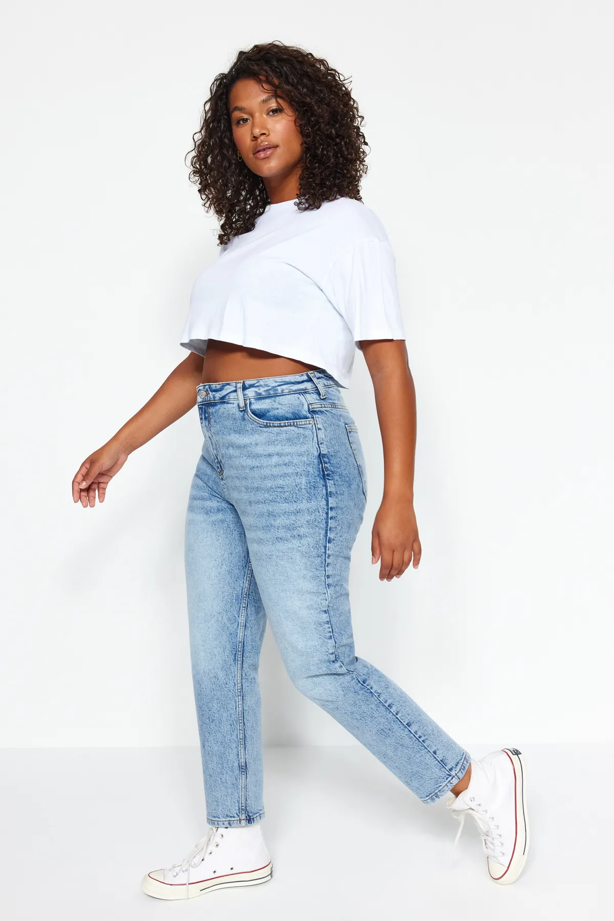 Trendyol Curve  Blaue Mom-Fit-Jeans mit hoher Taille TBBAW24CJ00050