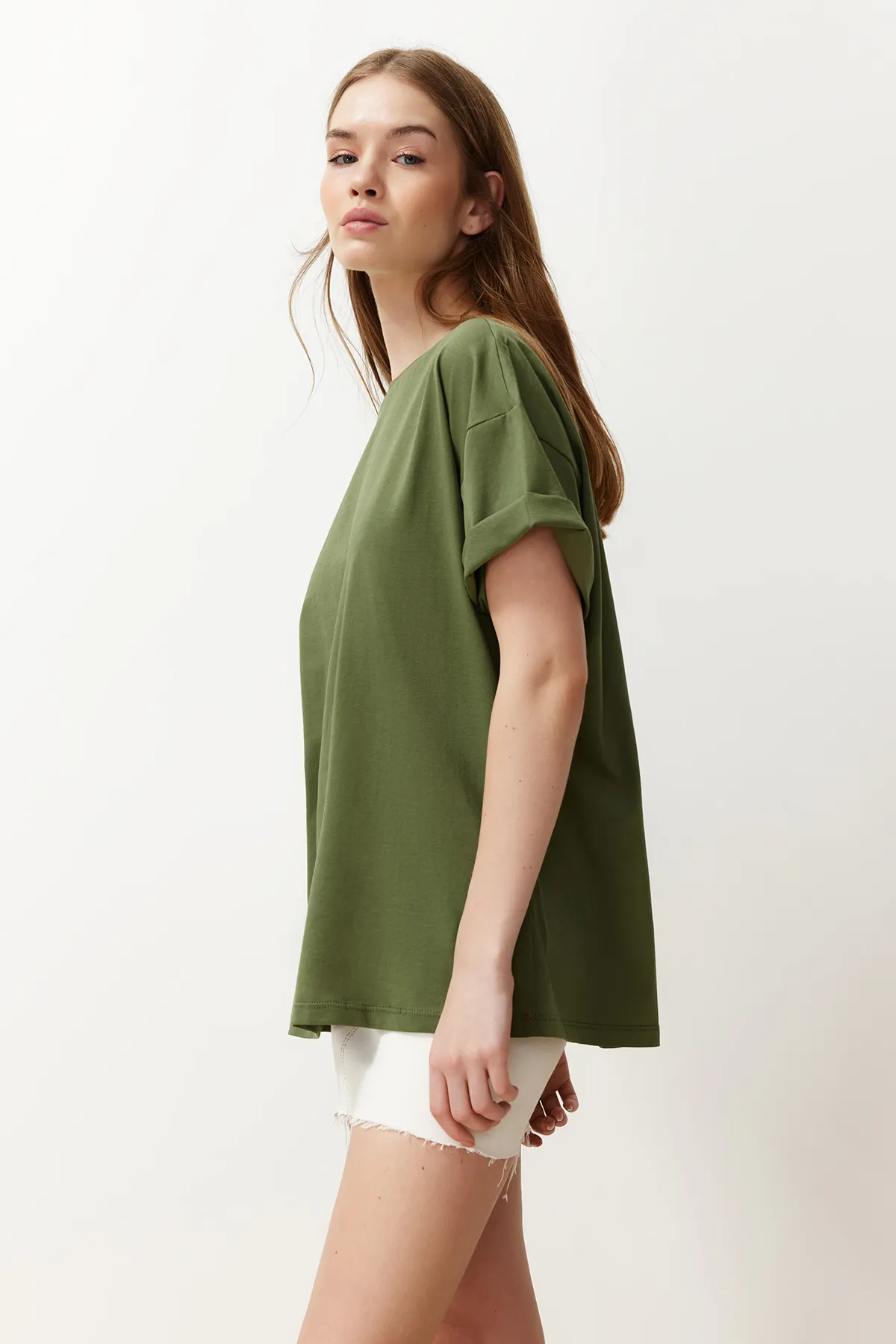 Trendyol Collection  Khakifarbenes T-Shirt mit Rundhalsausschnitt, 100 % Baumwolle, weite Passform - TWOSS20TS0134
