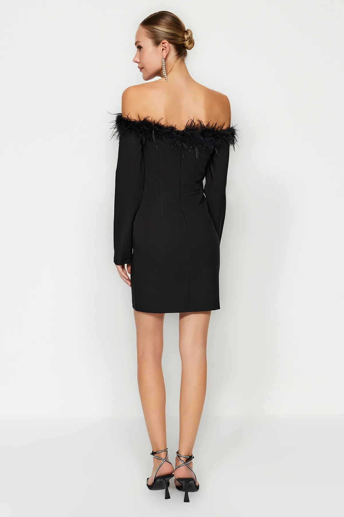 Trendyol Collection  Elegantes schwarzes Abendkleid mit Otriches TPRAW24EL00260