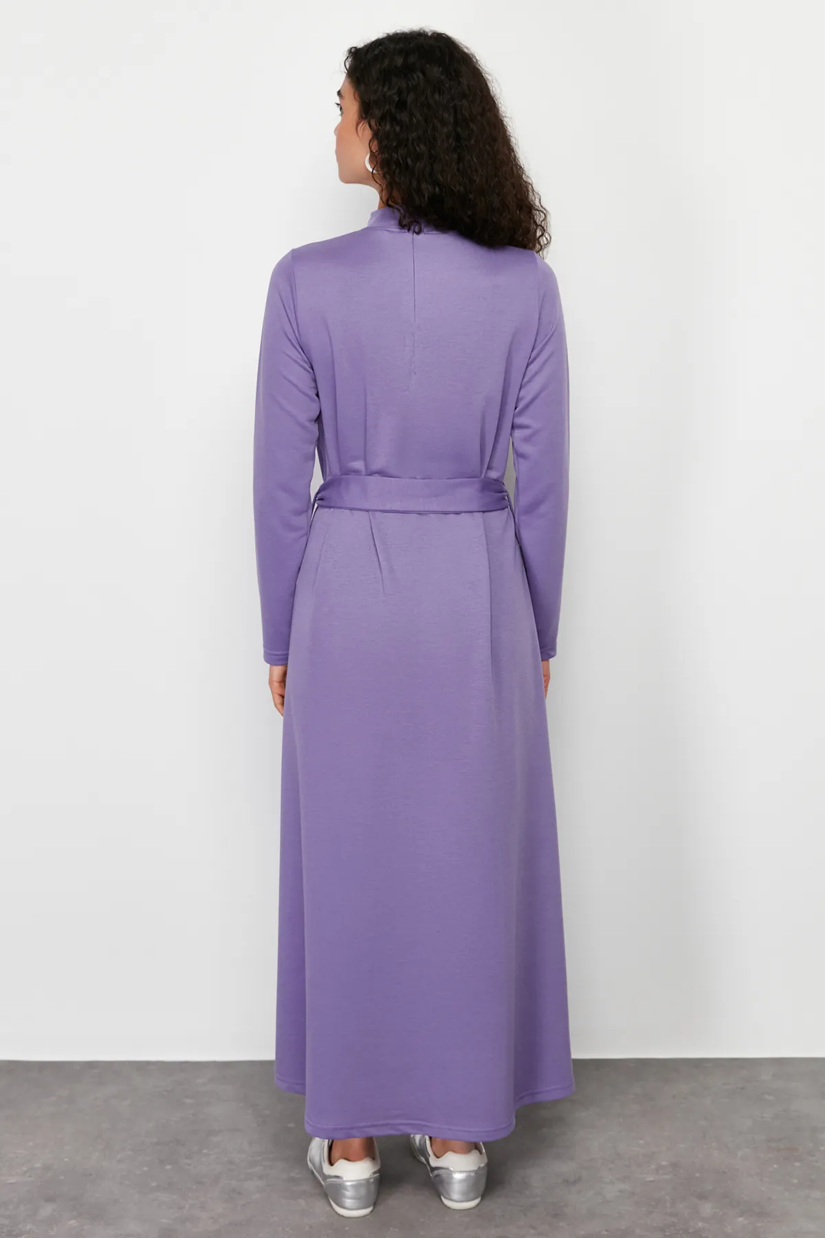 Trendyol Modest  Fliederfarbenes Strickkleid mit Stehkragen und geradem Gürtel TCTSS24EB00122