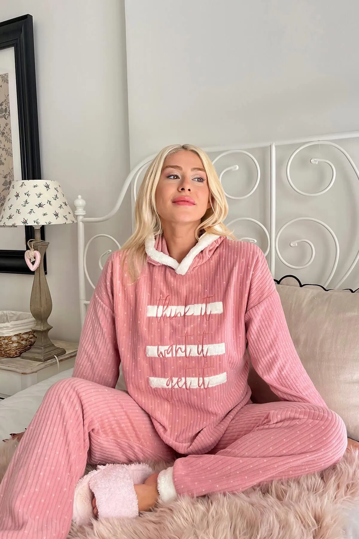 Pijamaevi  Powder Polar-Pyjama-Set mit drei Linienmuster und Kapuze aus Plüsch