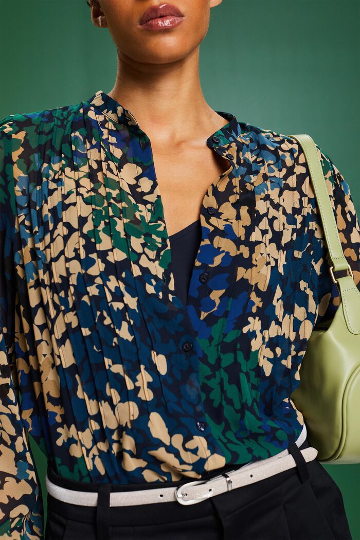 Gemusterte Chiffonbluse mit Plisseefalten