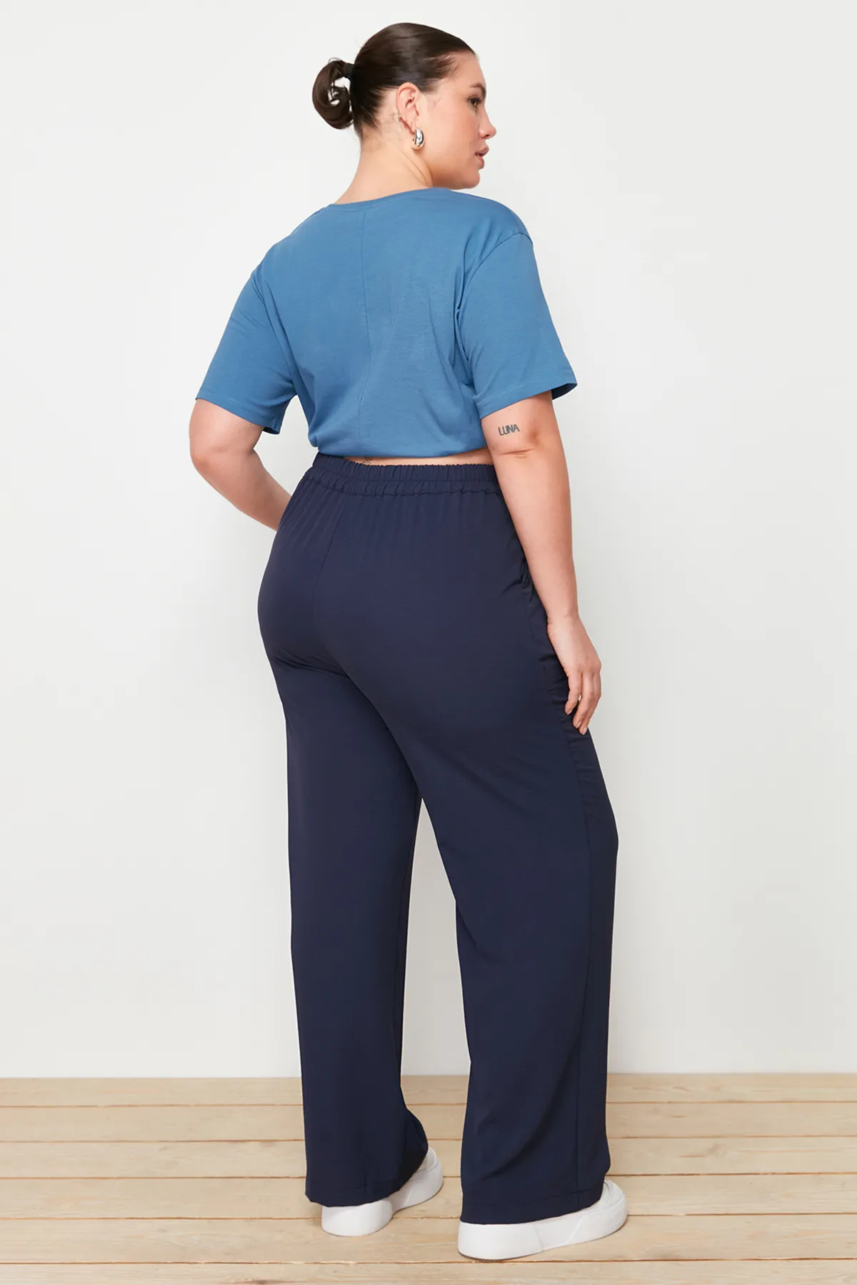 Trendyol Curve  Marineblaue plissierte Webhose mit hoher Taille TBBSS22PL0448