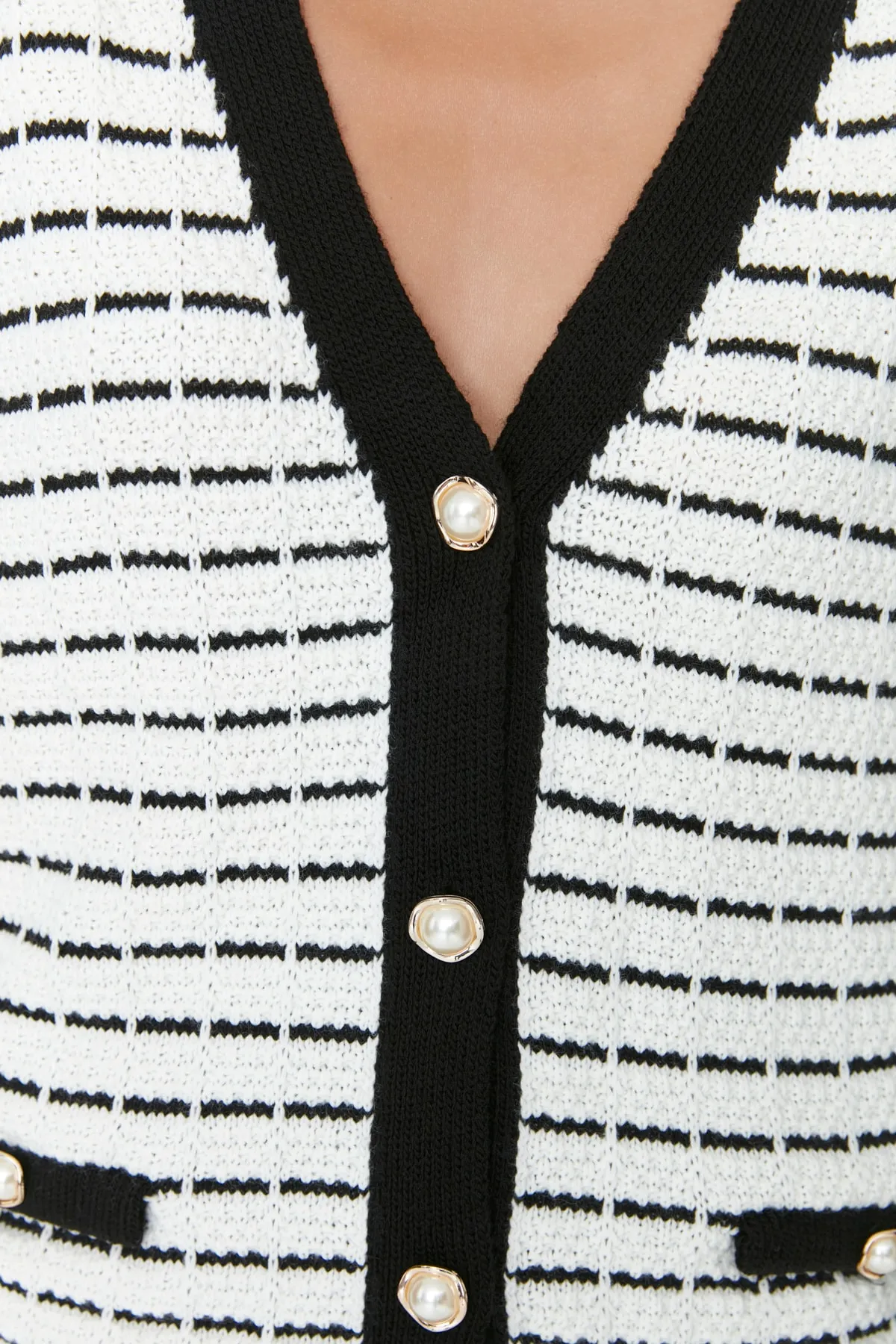 Trendyol Collection  Schwarz gestreifter Strick-Cardigan TWOAW23HI00261