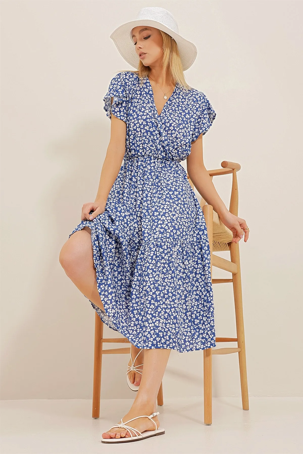 Trend Alaçatı Stili  Damenkleid aus blau-weißem, zweireihigem Kragenrock mit Volants aus Viskose ALC-X4373