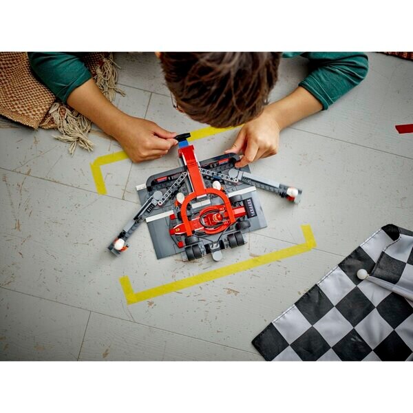 LEGO City 60443 F1 Pittkiállás és boxkiállás személyzete Ferrari autóval