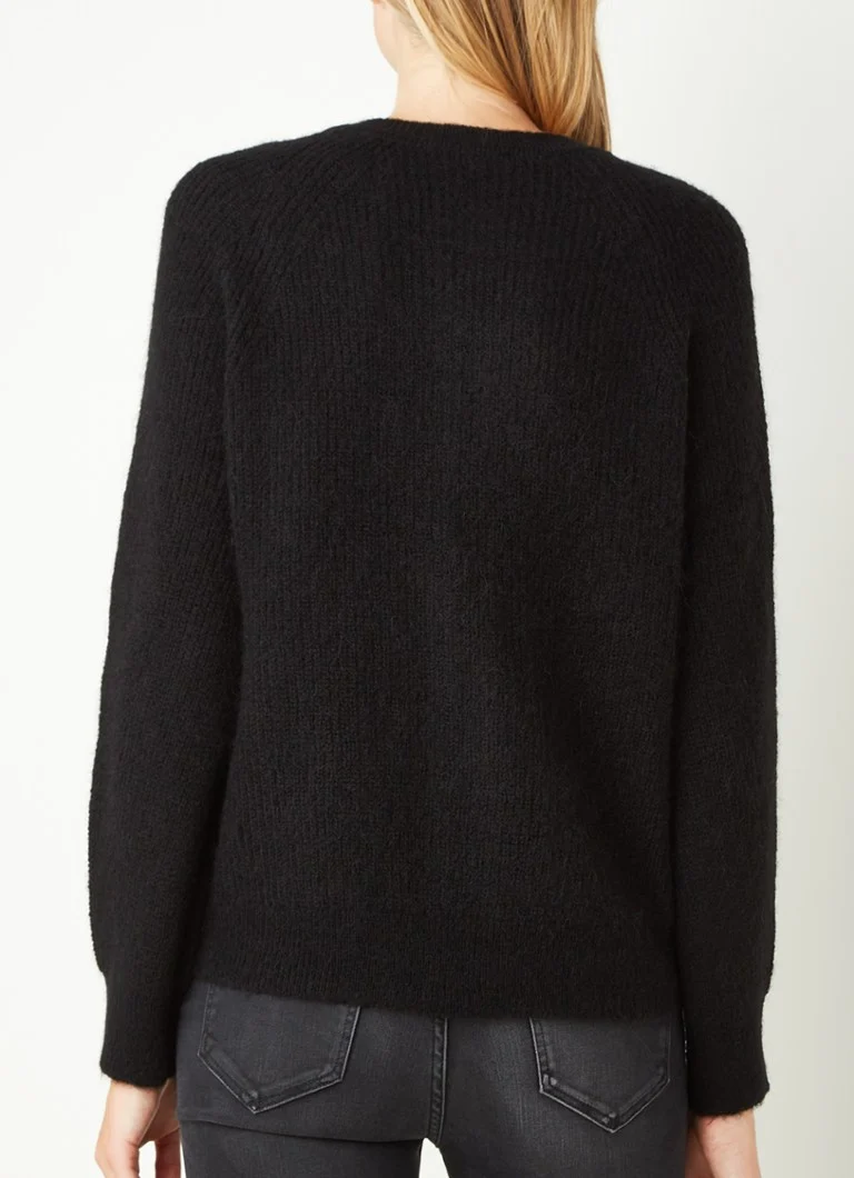 Un cardigan fin tricotat din amestec de lână, selectat de Lulu Women.