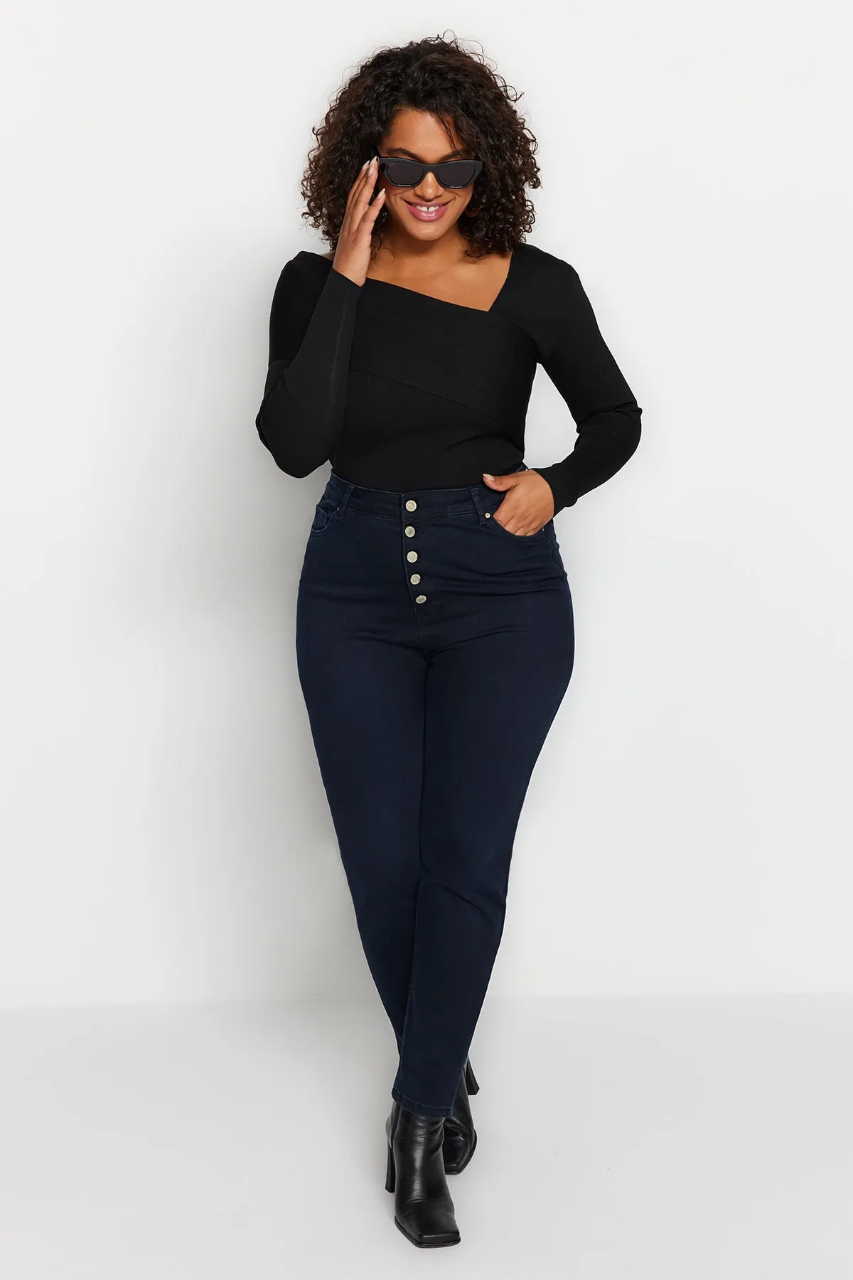 Trendyol Curve  Schwarzer Strickpullover mit asymmetrischem Kragen TBBAW24AN00018