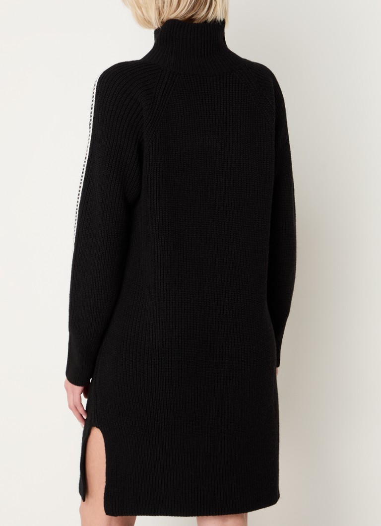 Rochie scurtă Sisley din tricot cu nervuri și decolteu înalt