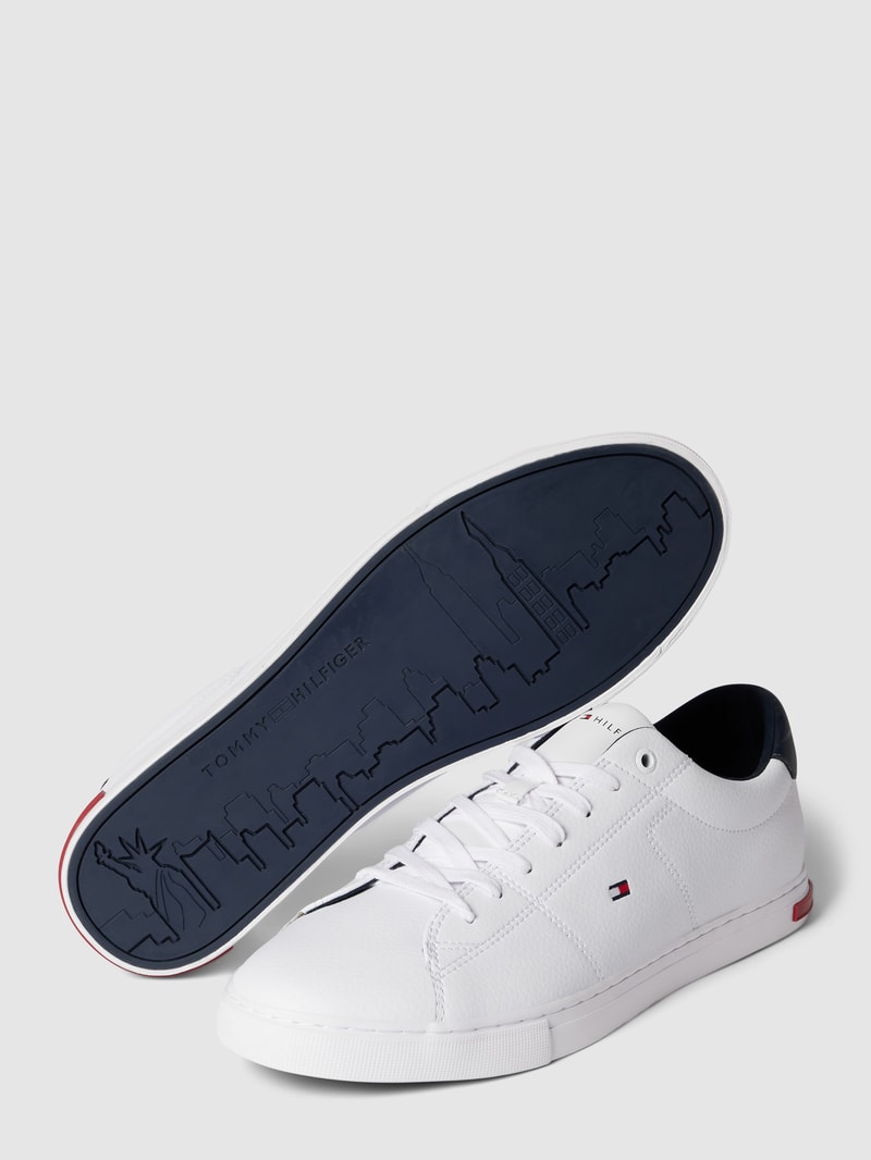 Sneaker mit Label-Details in weiß