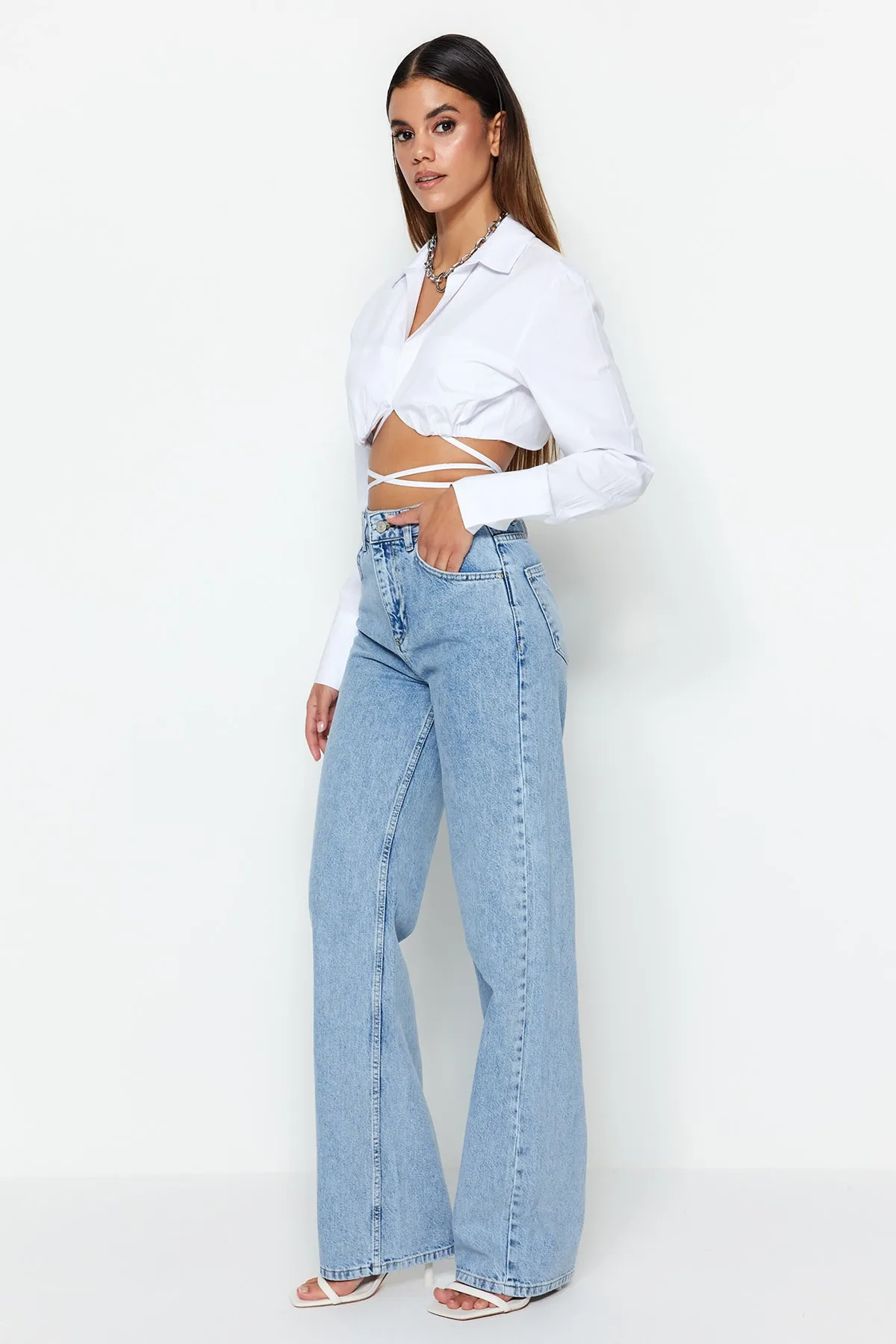 Trendyol Collection  Hellblaue Jeans mit hoher Taille und weitem Bein TWOSS23JE00068