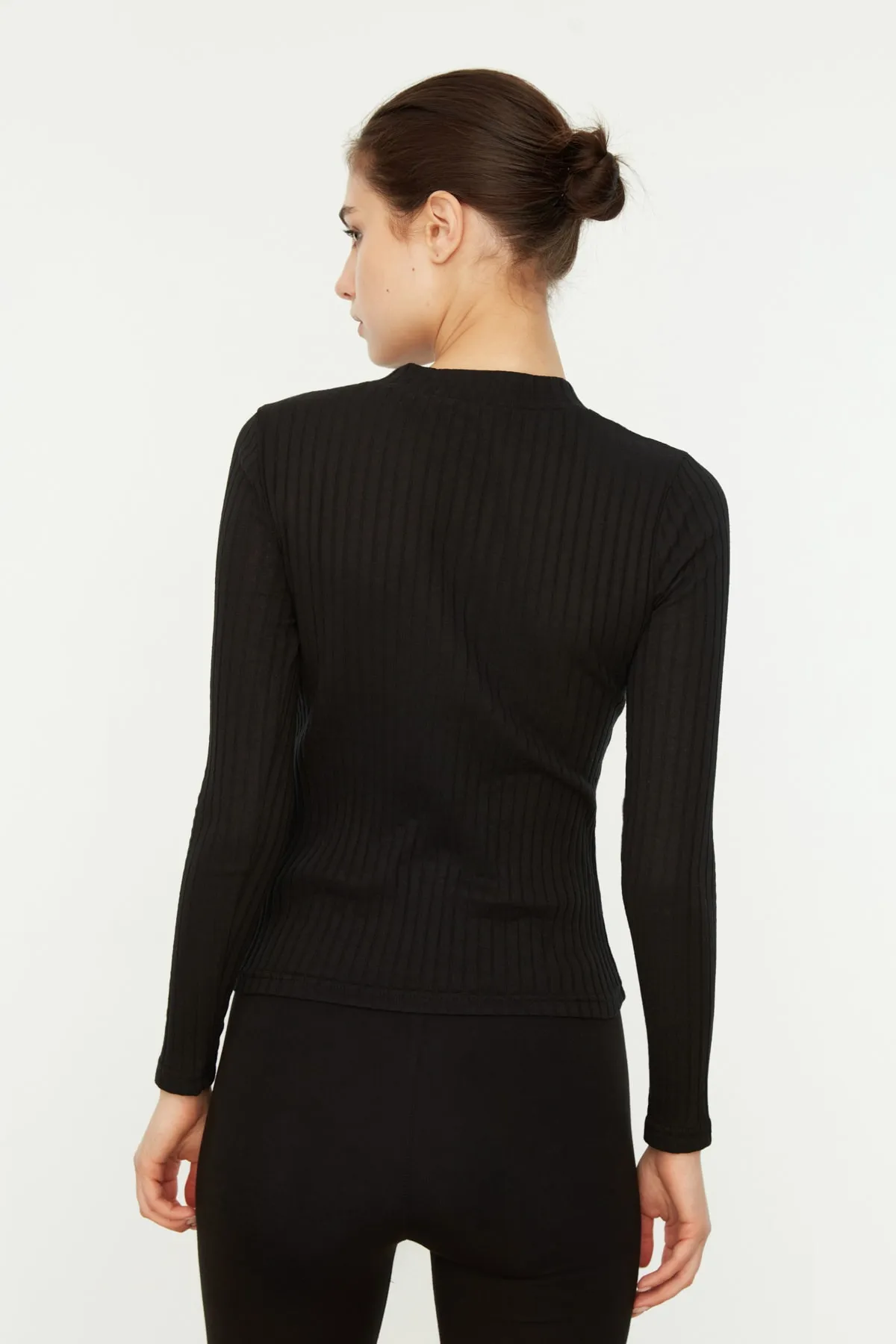Trendyol Collection  Schwarze, gerippte, flexible Slim-Fit-Strickbluse mit hohem Kragen TWOAW20BZ0200