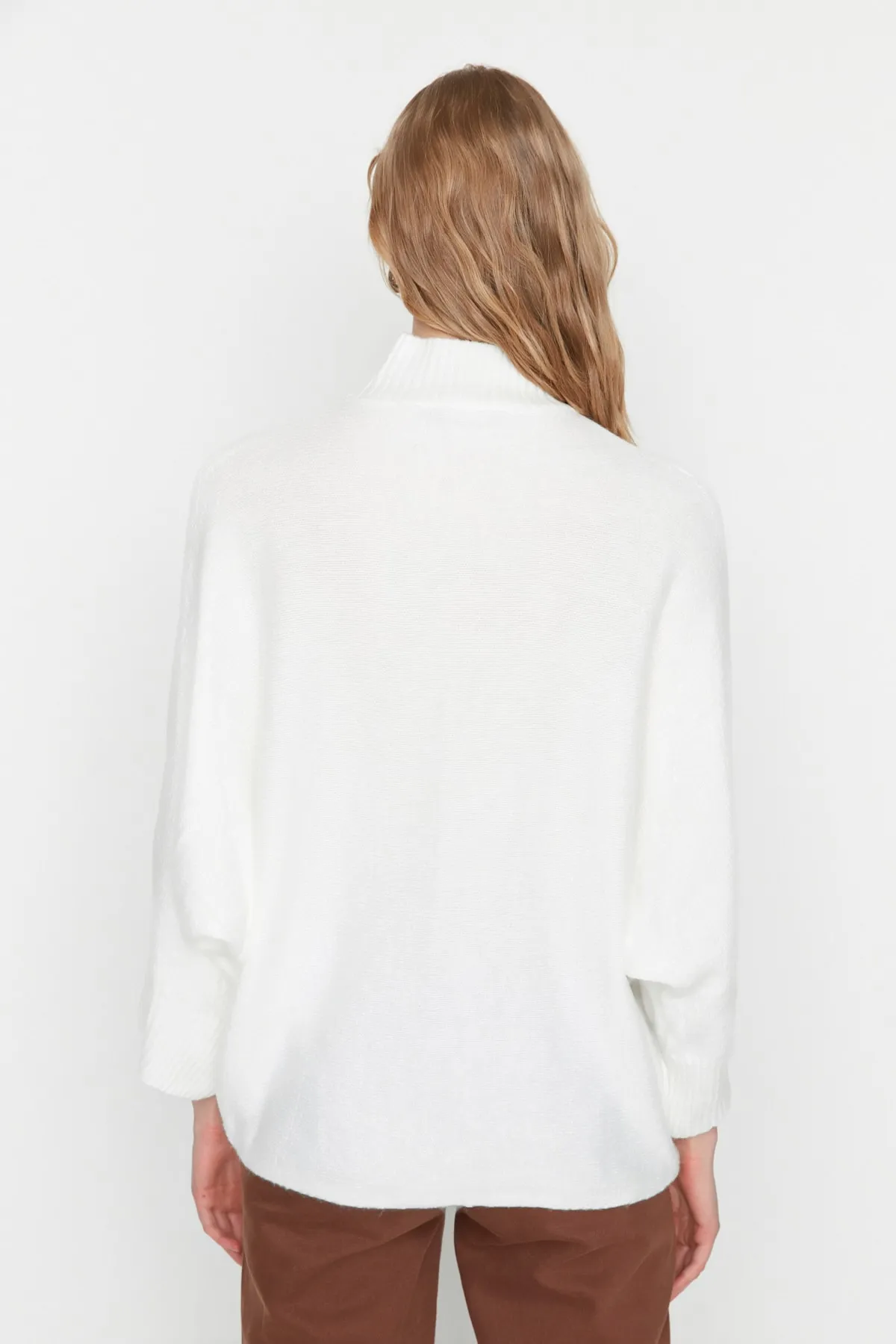 Trendyol Collection  Ecrufarbener, weicher, strukturierter Strickpullover mit weiter Passform TWOAW20KZ1059