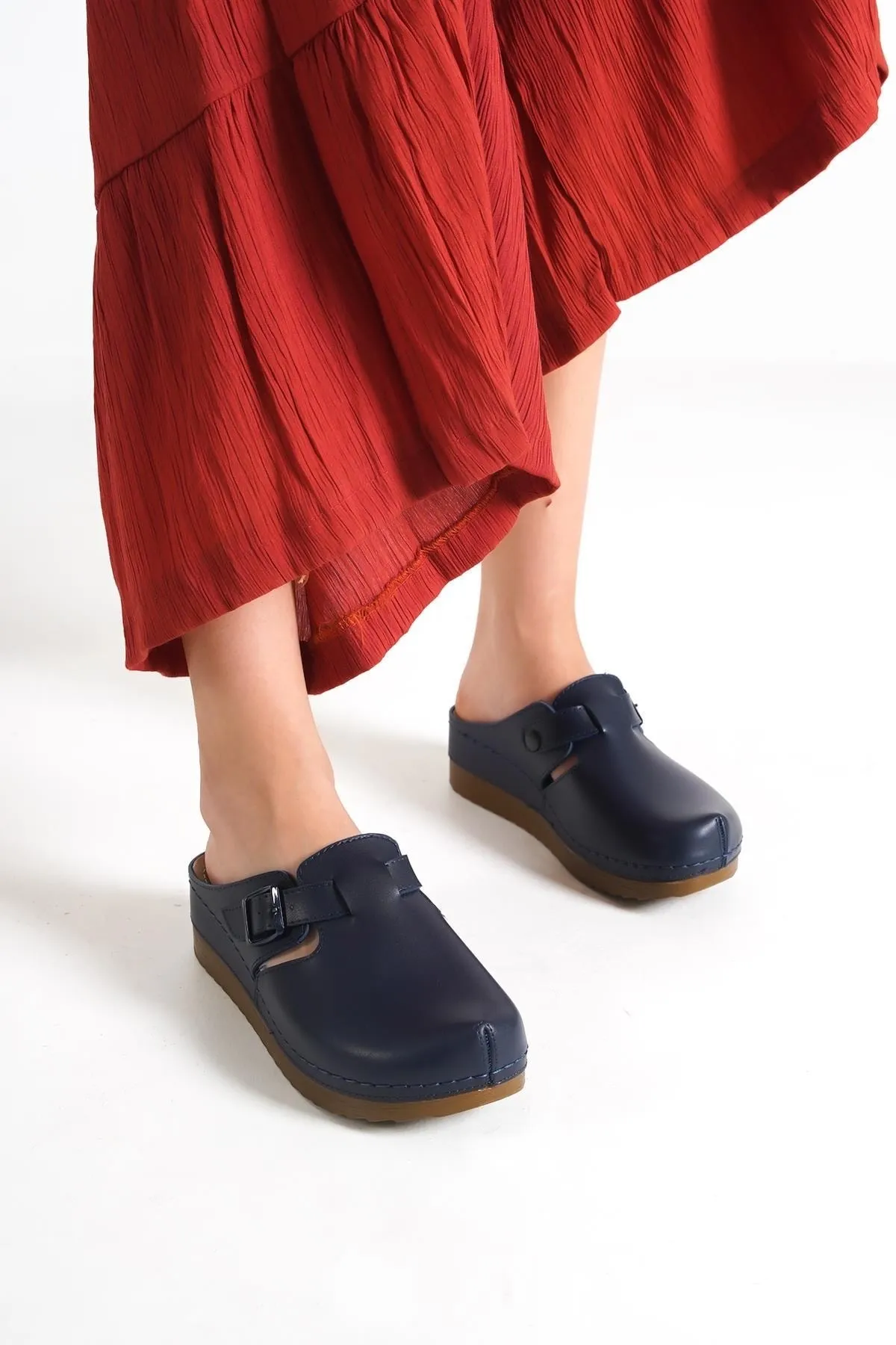 Capone Outfitters  Anatomisch weiche, bequeme Mutterhausschuhe mit Keilabsatz