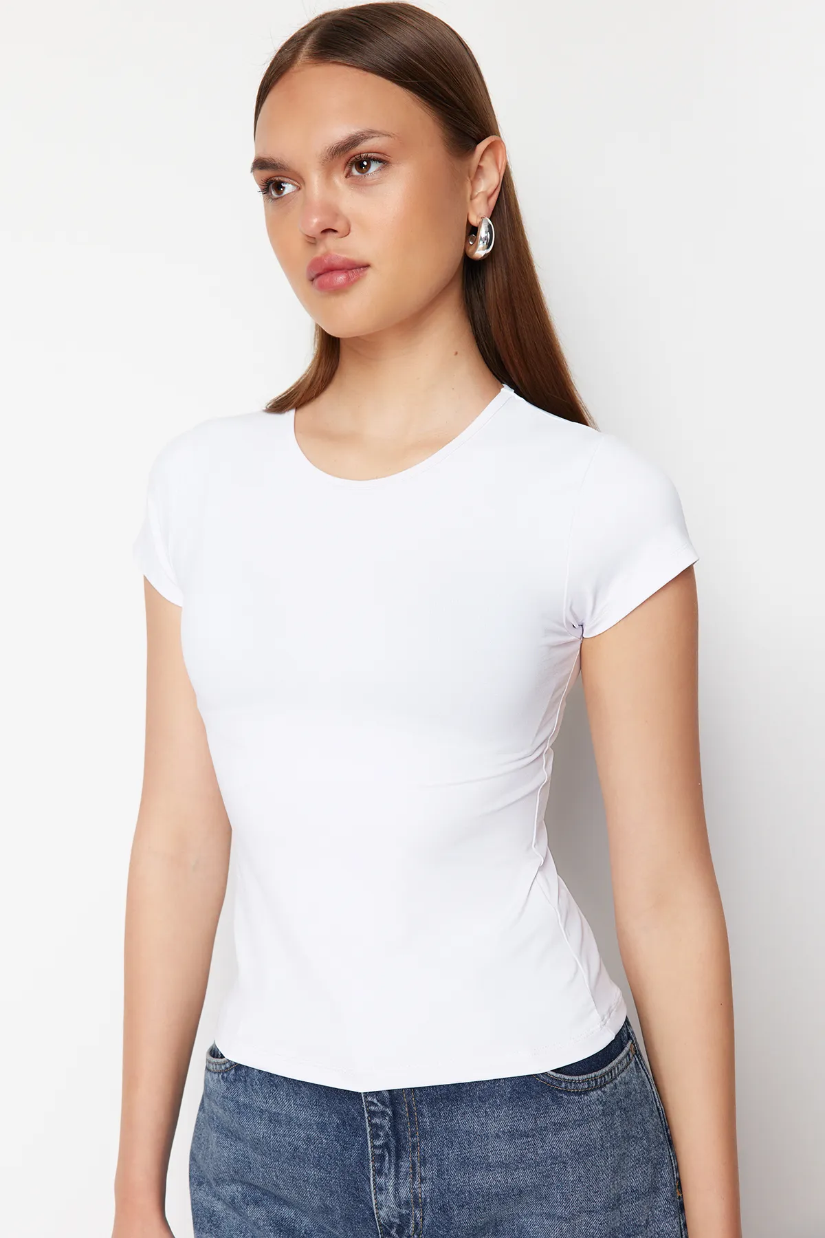 Trendyol Collection  Weißes flexibles Polyamid - Kurzarm-T-Shirt mit Rundhalsausschnitt TWOSS24TS00238