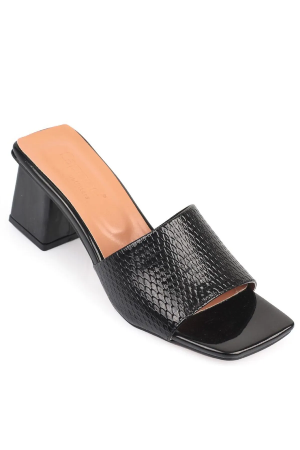 Capone Outfitters  Capone Lackleder Schwarze Damen-Hausschuhe mit stumpfer Zehenpartie und mittlerem Absatz in Schwarz