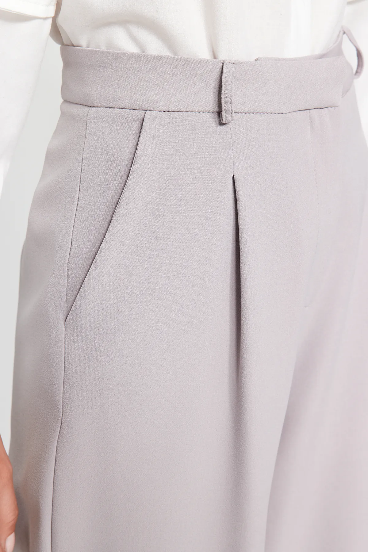 Trendyol Collection  Graue, plissierte Webhose mit weitem Bein TWOSS21PL0155
