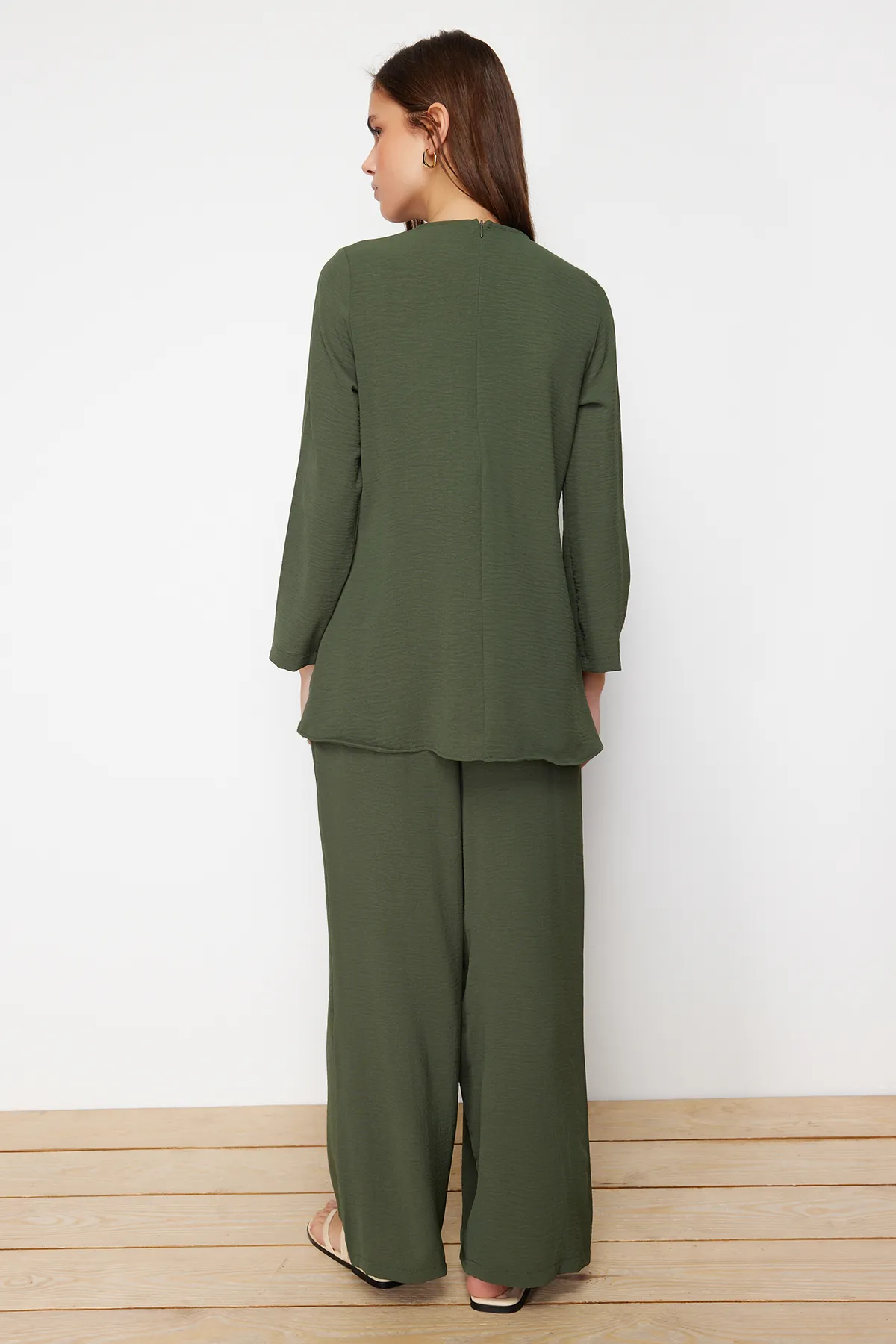 Trendyol Modest  Khakifarbenes Aerobin-Tunika-Set mit Kordelzug und Hose aus gewebtem Unterteil und Oberteil TCTSS24US00009