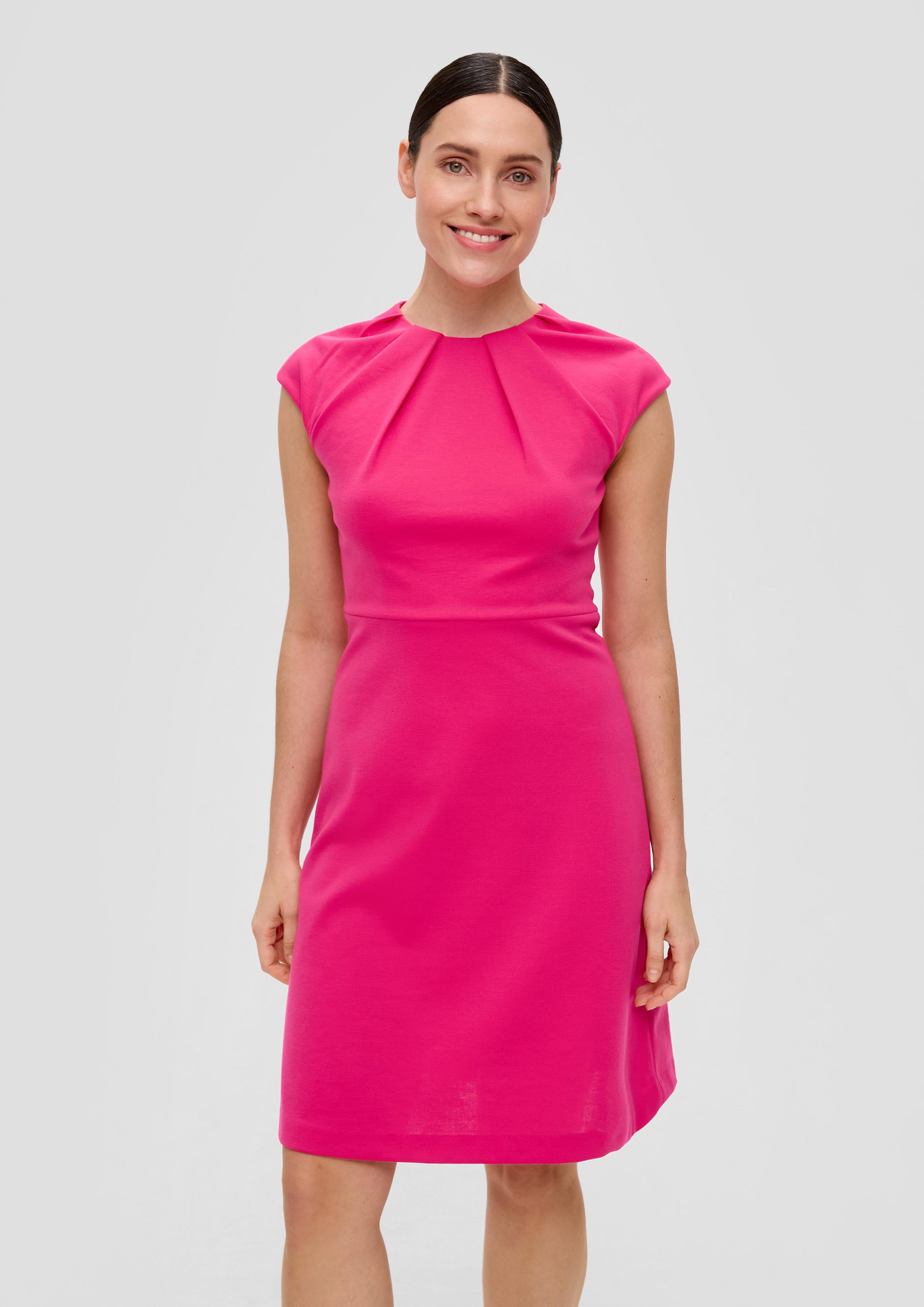 Kurzes Kleid mit plissiertem Rundhalsausschnitt  2143178-4554