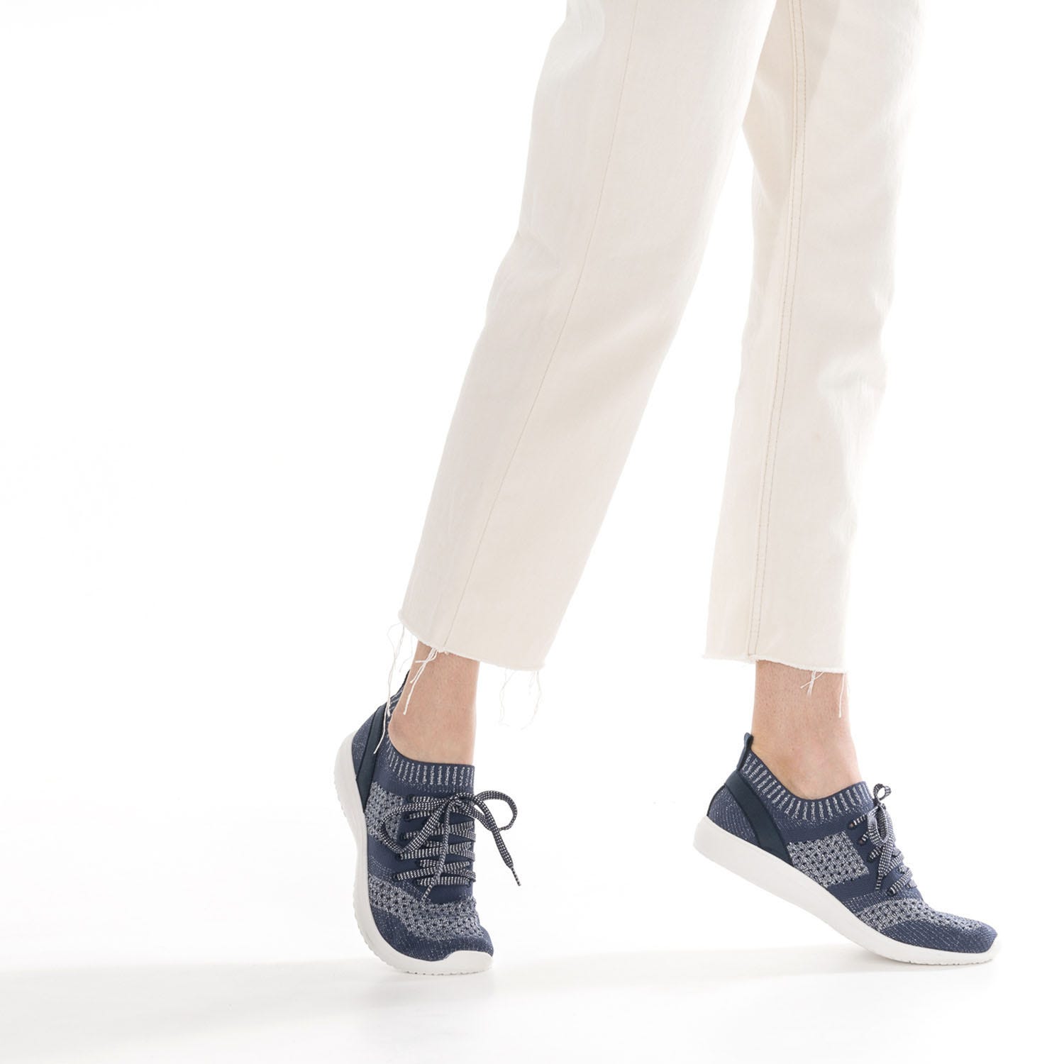 Tennis-chaussette bleue et argentée tricotée éco-conçue
