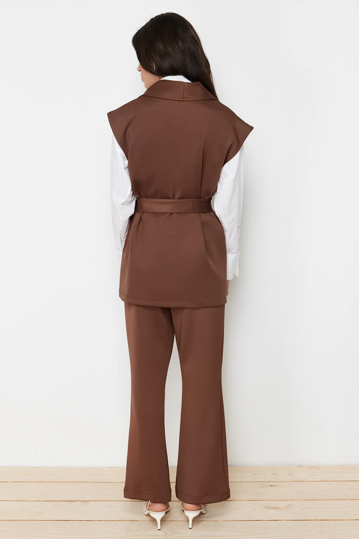 Trendyol Modest  Braunes Set aus gestricktem Oberteil und Unterteil aus Scuba mit Gürtel TCTSS24US00028