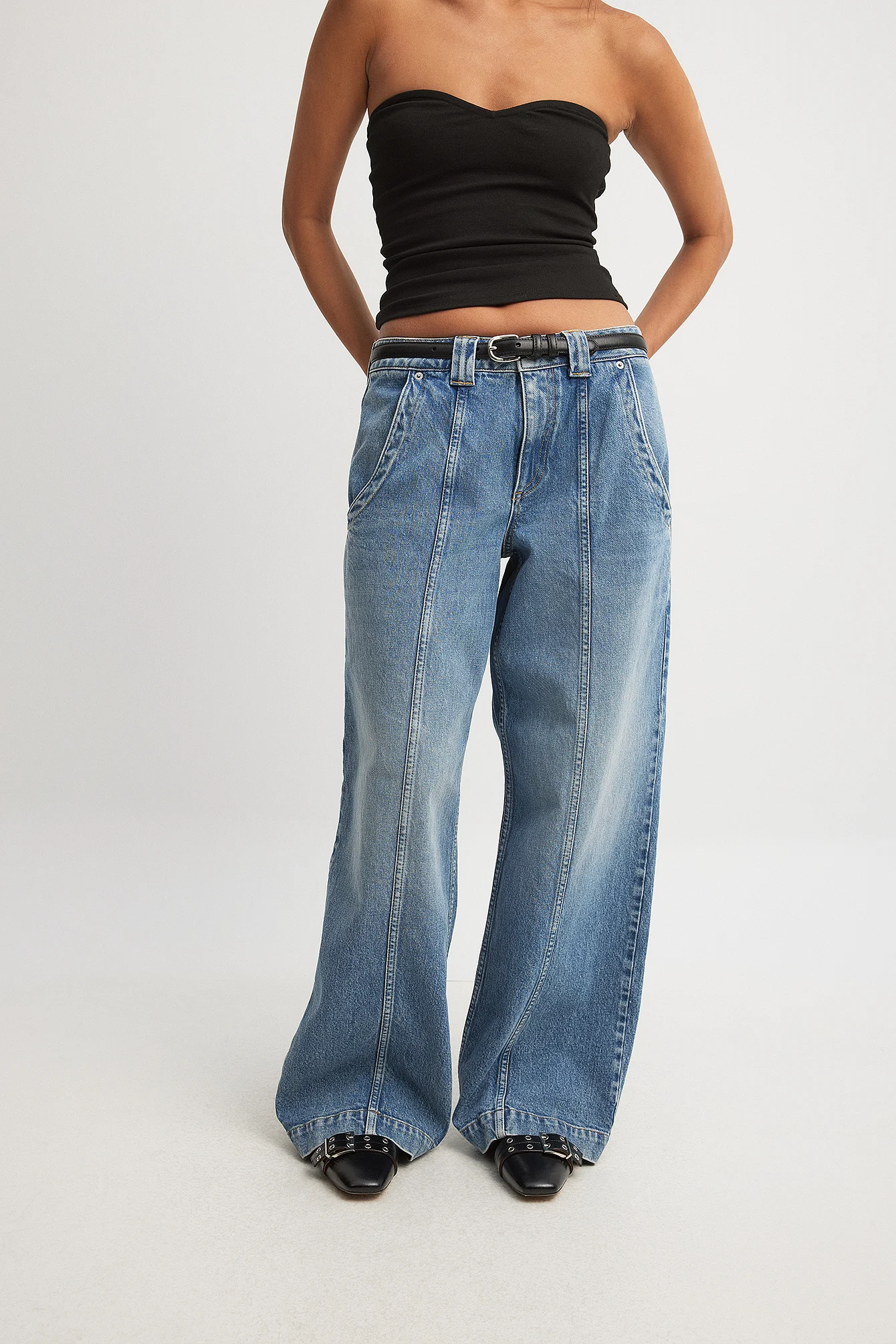 Tief geschnittene Jeans mit Taschendetail