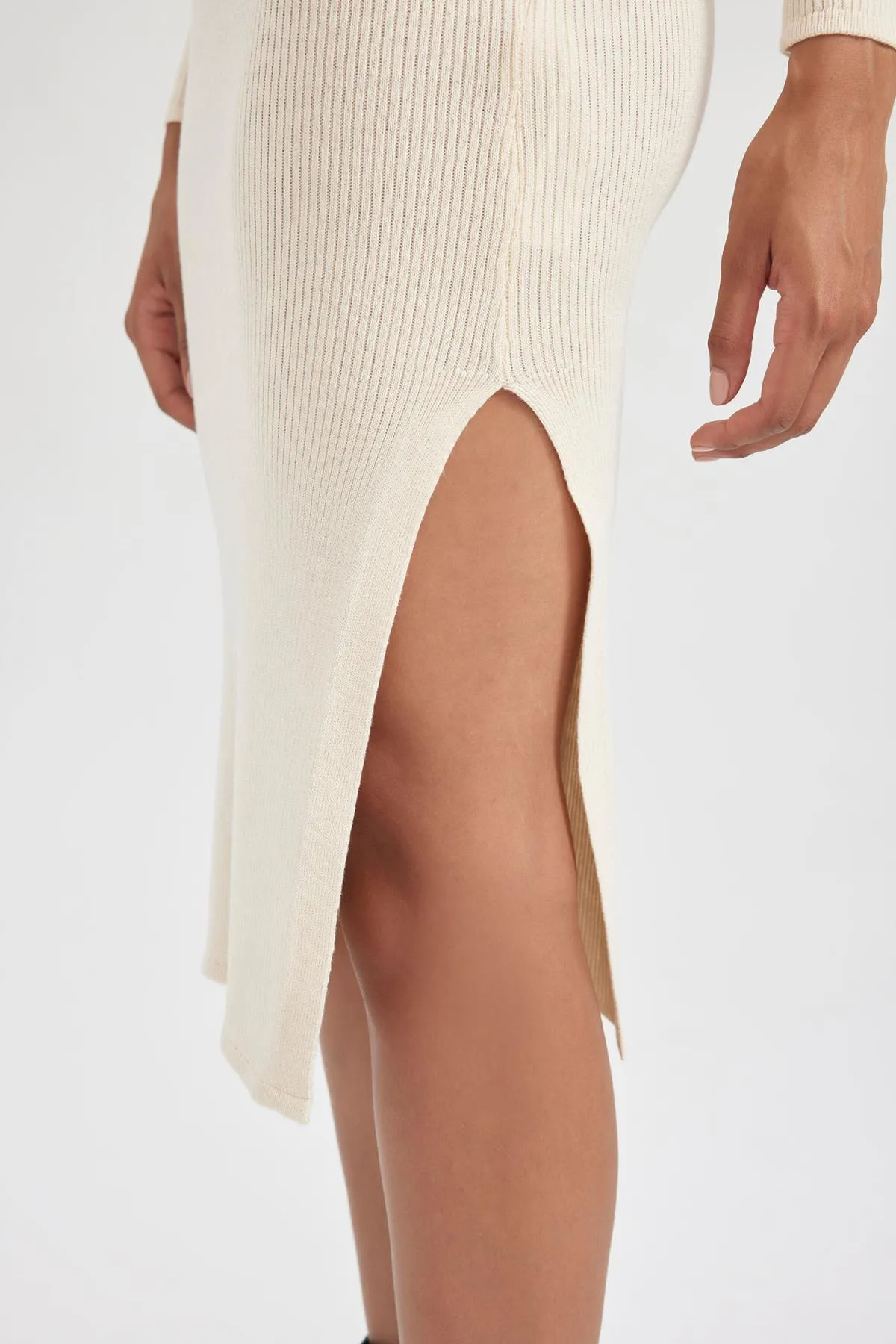 DeFacto  Figurbetontes, geripptes, langärmeliges Midikleid mit quadratischem Ausschnitt und Schlitz B3349ax23au