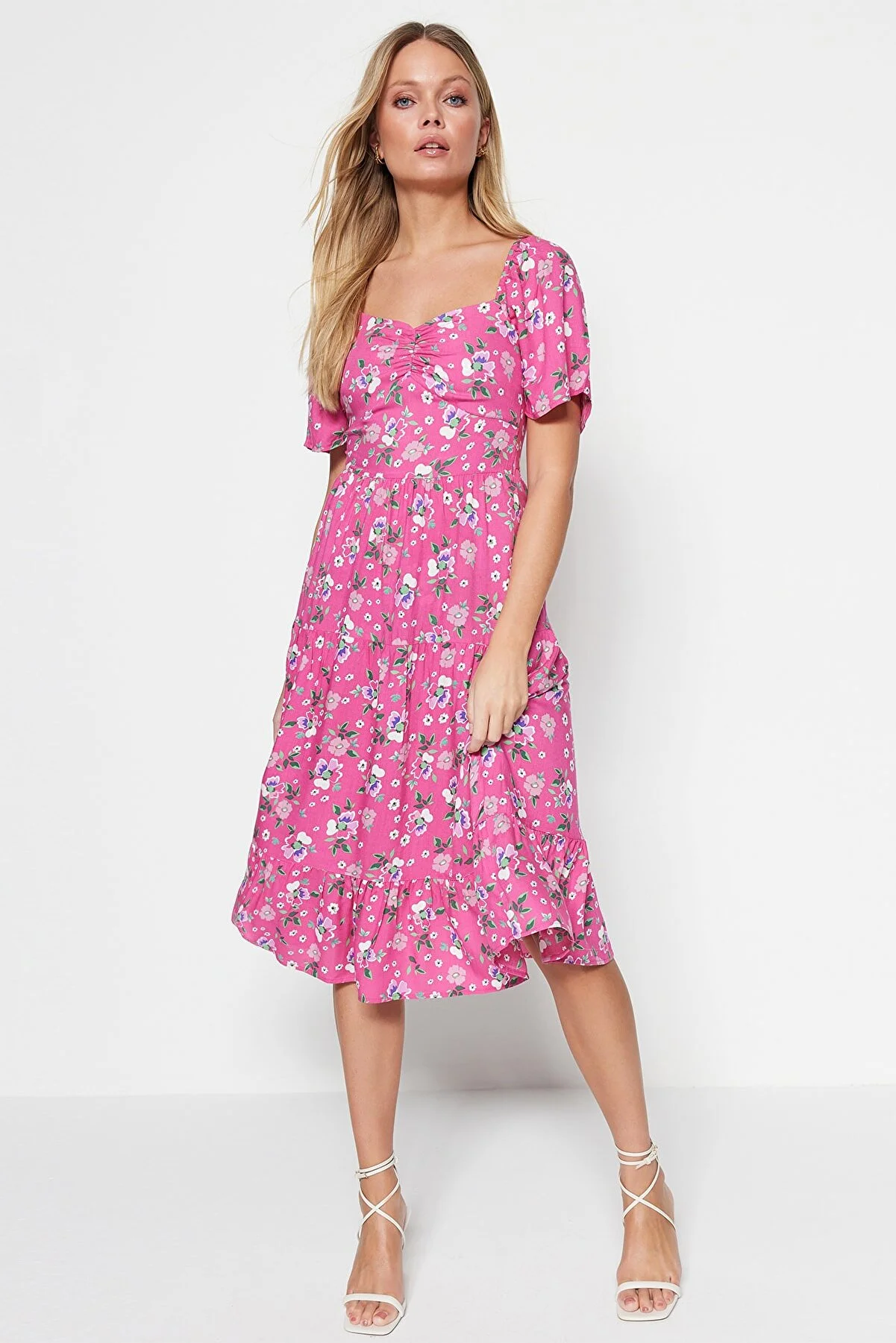 Trendyol Collection  Rosafarbenes, gewebtes Midikleid in A-Linie mit Ballonärmeln und Blumendruck TWOSS20EL2323